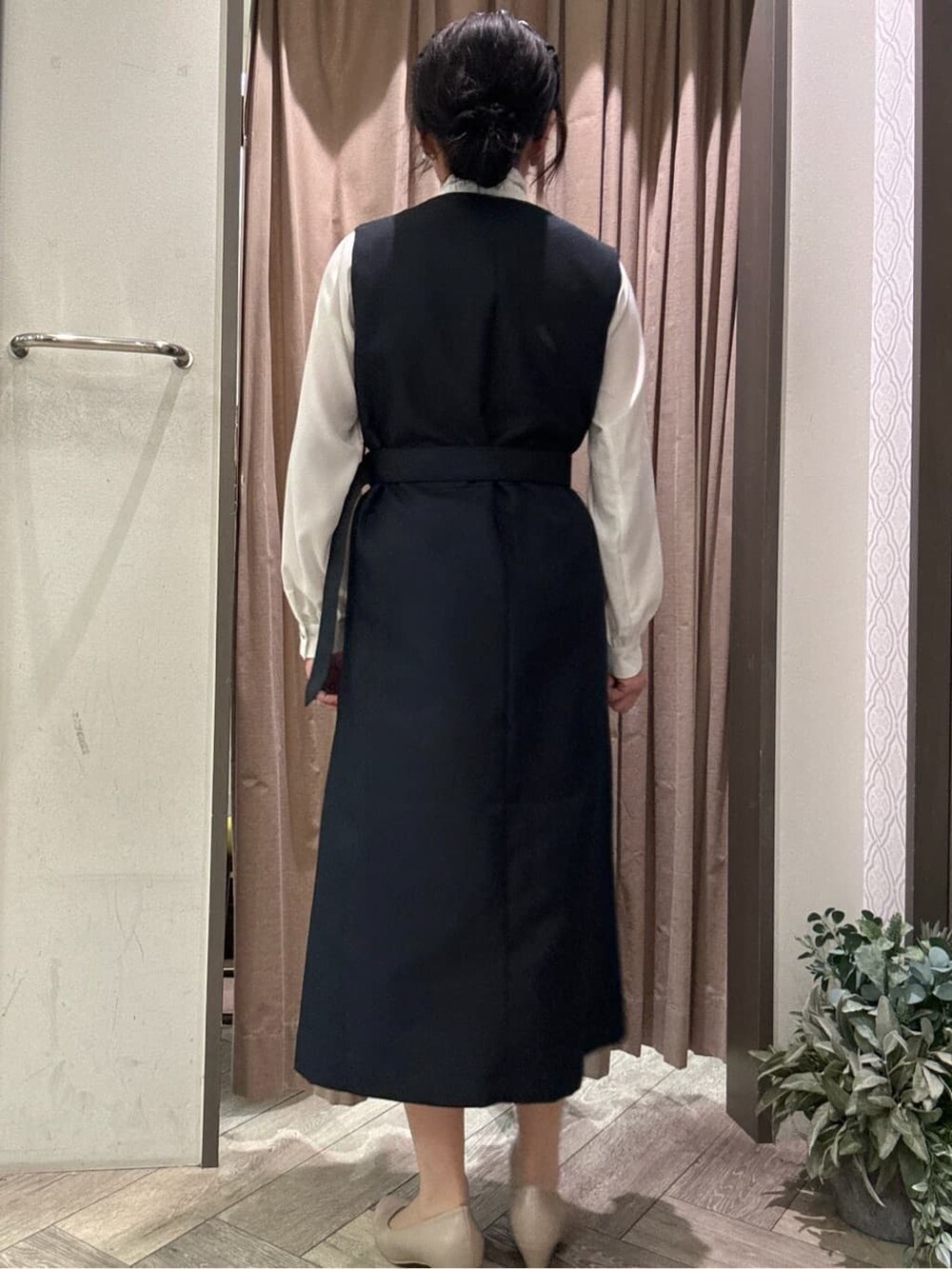 ブルー系のワンピース、ホワイト系のシャツ/ブラウス、ブラック系のその他パンツを着用したレディースの冬コーディネートの7枚目の写真
