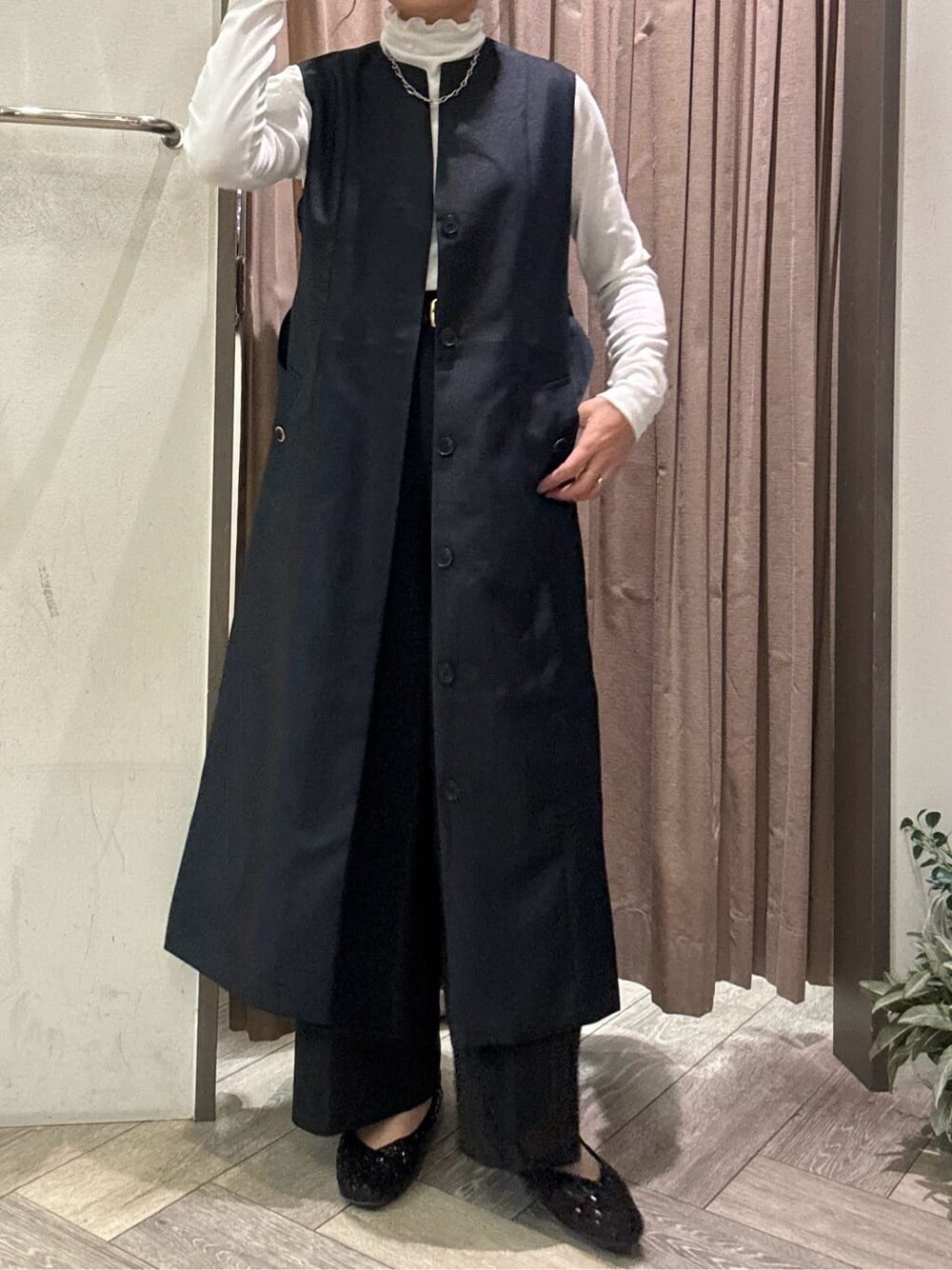 ブルー系のワンピース、ホワイト系のシャツ/ブラウス、ブラック系のその他パンツを着用したレディースの冬コーディネートの5枚目の写真