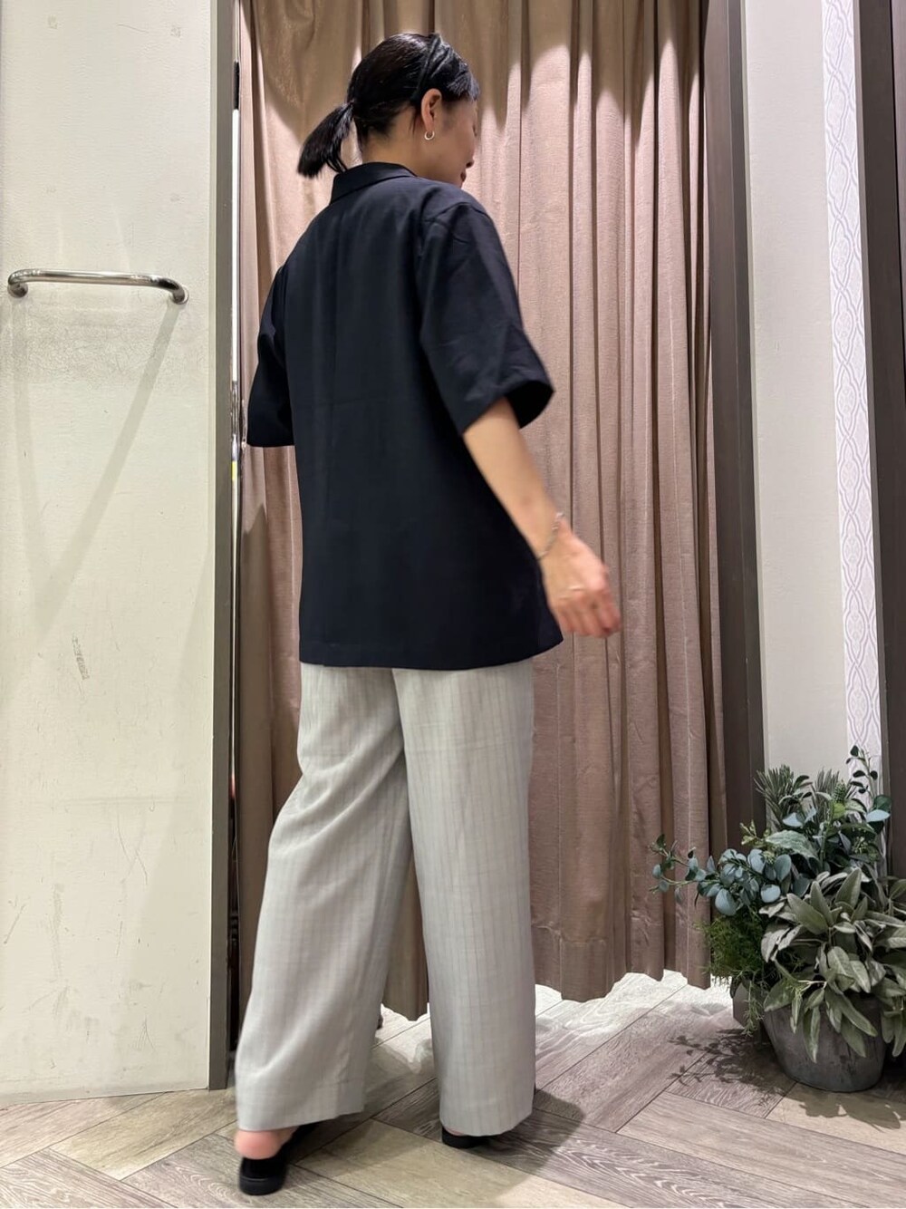ブルー系のテーラードジャケット、グレー系のその他パンツ、シルバー系のブレスレットを着用したレディースの夏コーディネートの2枚目の写真