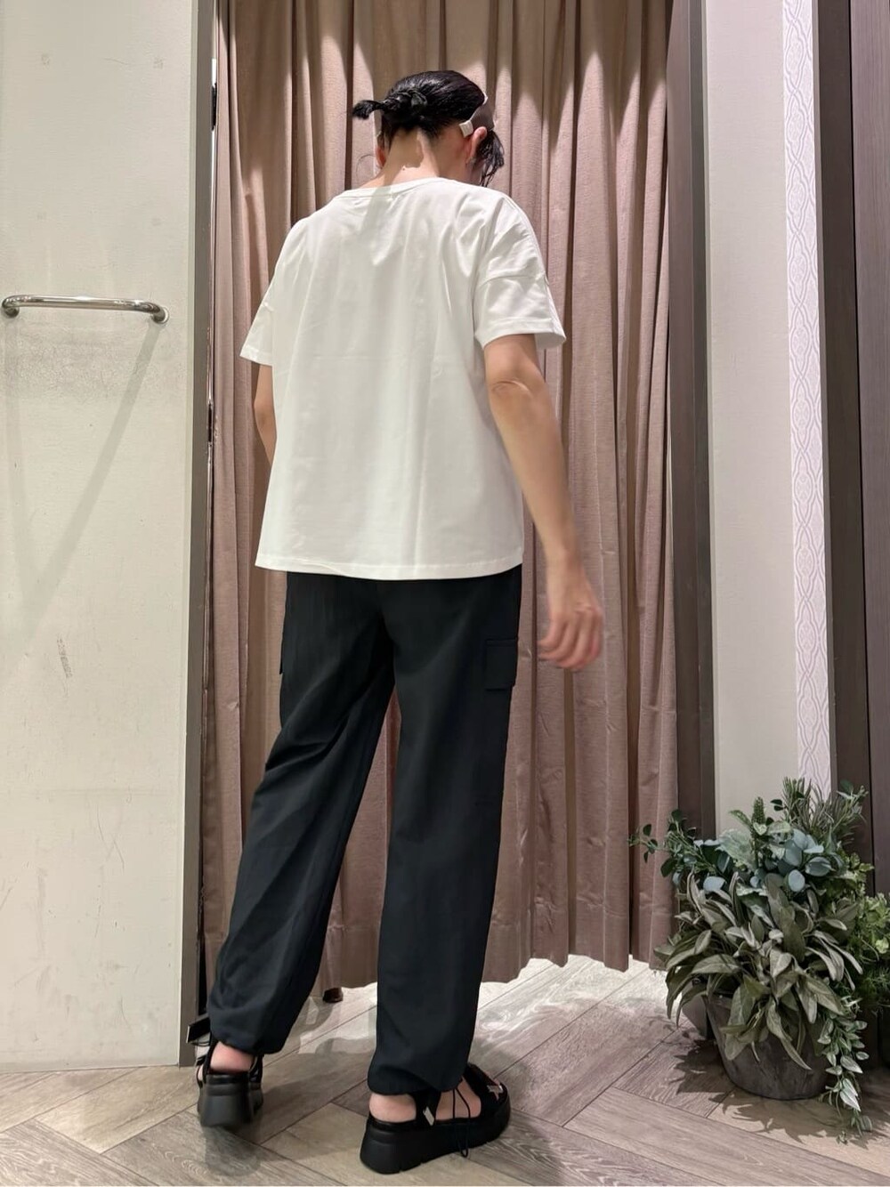 ブルー系のシャツ/ブラウス、ホワイト系のTシャツ/カットソー、グレー系のその他パンツを着用したレディースの春コーディネートの3枚目の写真