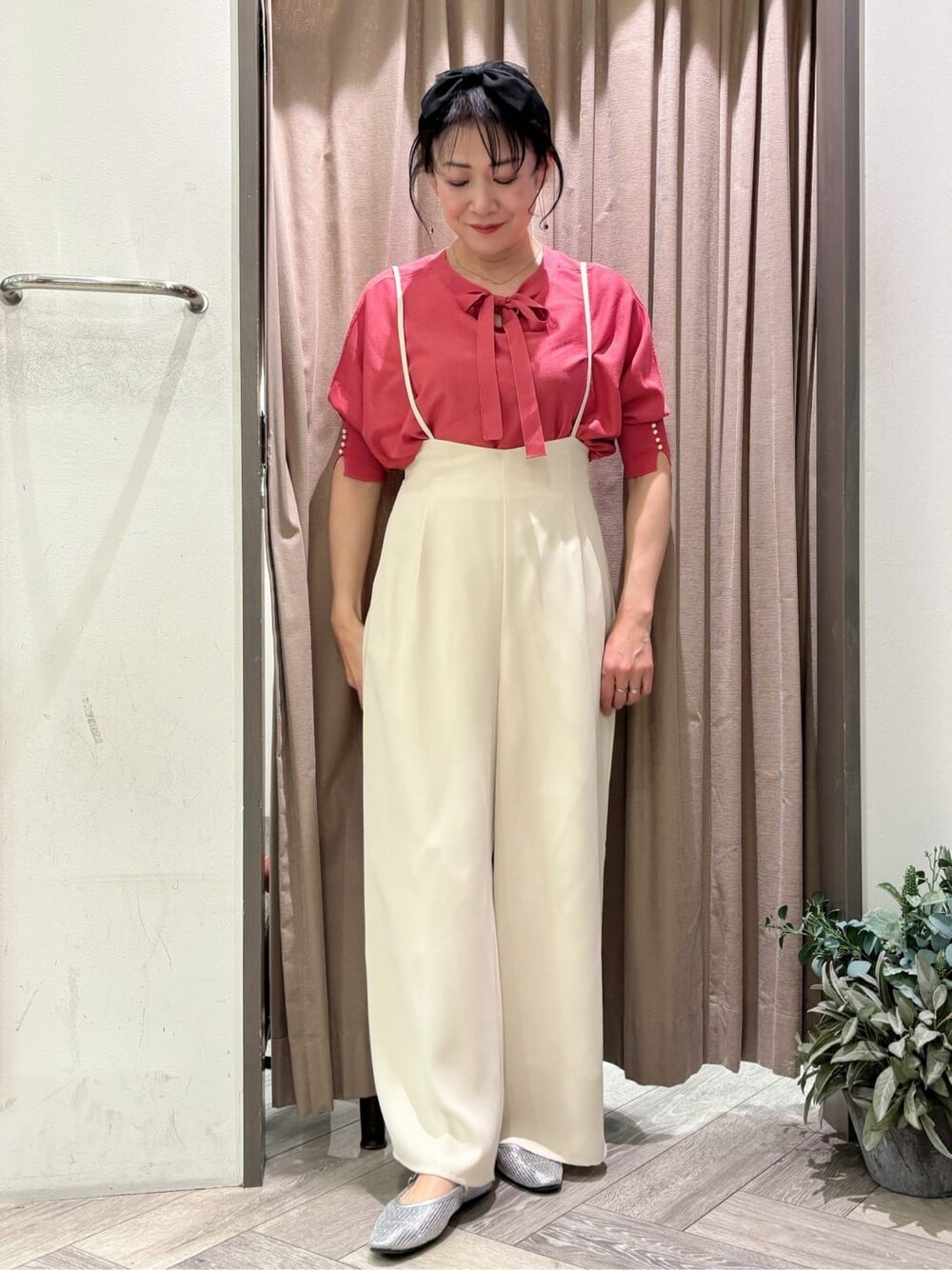 ホワイト系のブルゾン、レッド系のニット/セーター、ホワイト系のその他パンツを着用したレディースの春コーディネートの2枚目の写真