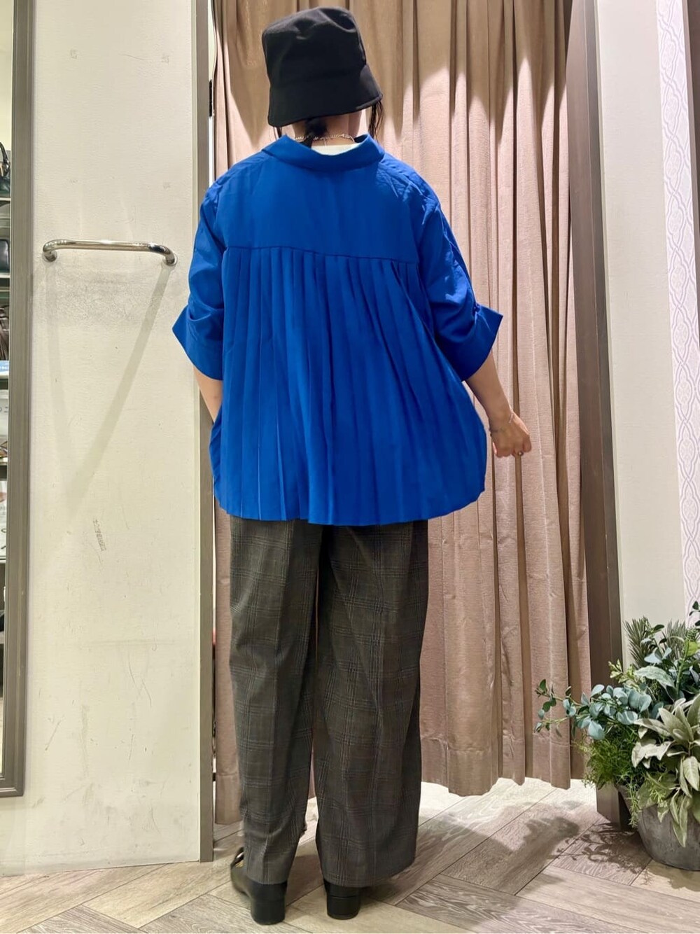 ブルー系のシャツ/ブラウス、ブラック系のその他パンツ、ブラック系のハットを着用したレディースの秋コーディネートの3枚目の写真