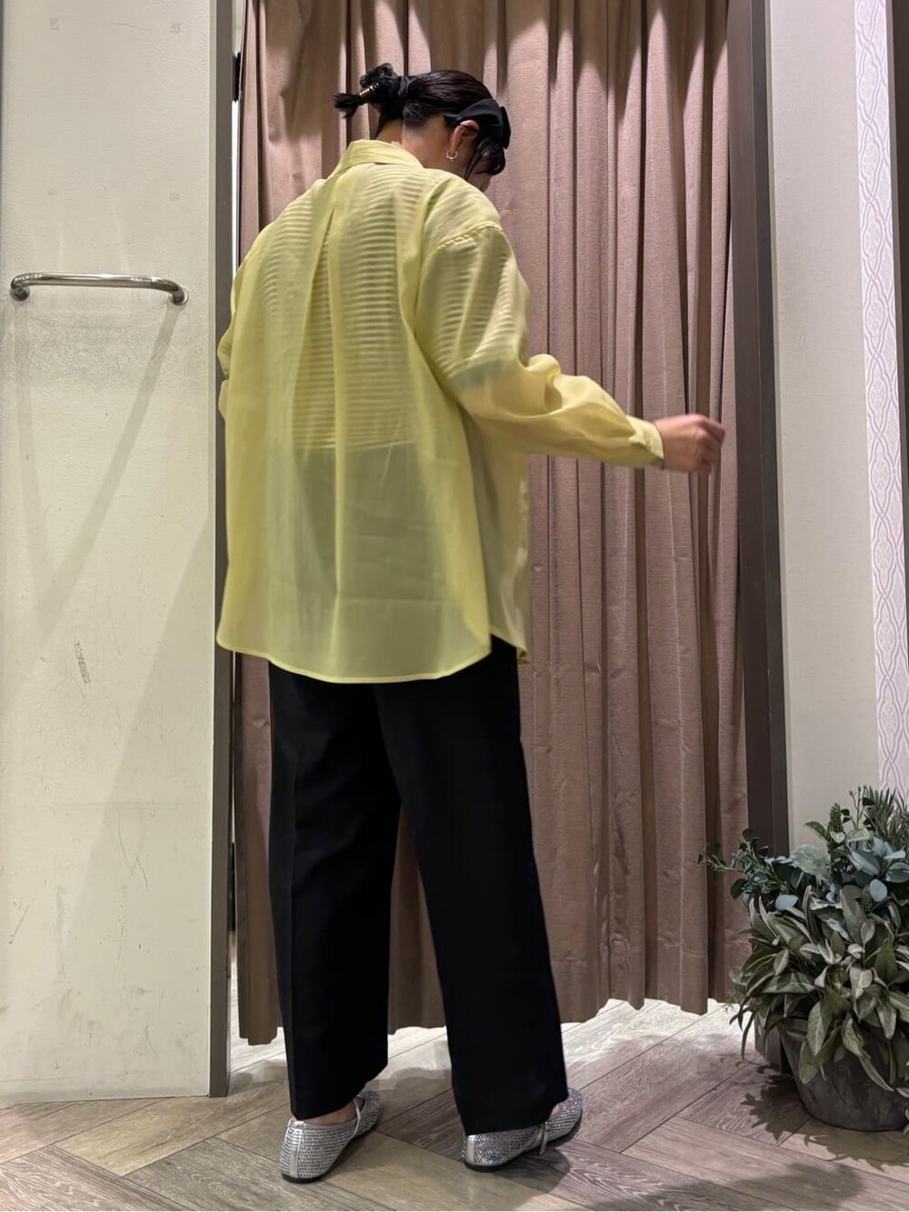 グリーン系のシャツ/ブラウス、ブラック系のニット/セーター、ブラック系のその他パンツを着用したレディースの春コーディネートの3枚目の写真
