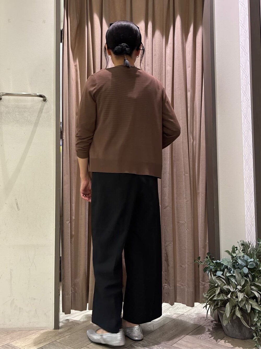 ブラウン系のカーディガン/ボレロ、ブラック系のニット/セーター、ブラック系のその他パンツを着用したレディースの春コーディネートの4枚目の写真