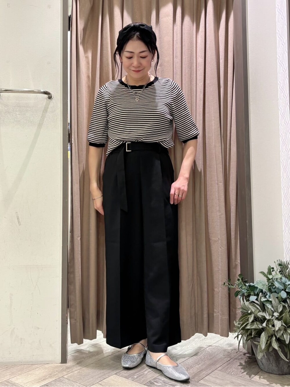 グリーン系のシャツ/ブラウス、ブラック系のニット/セーター、ブラック系のその他パンツを着用したレディースの春コーディネートの4枚目の写真