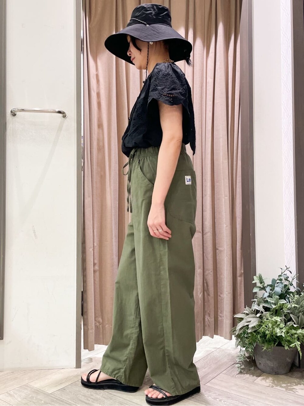 グリーン系のその他パンツを着用したレディースの春コーディネートの2枚目の写真