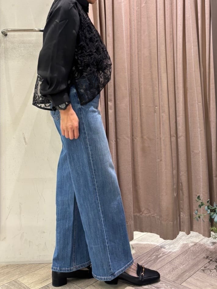 ブラック系のシャツ/ブラウス、ブルー系のデニムパンツ、ブラック系のベルトを着用したレディースの秋コーディネートの3枚目の写真