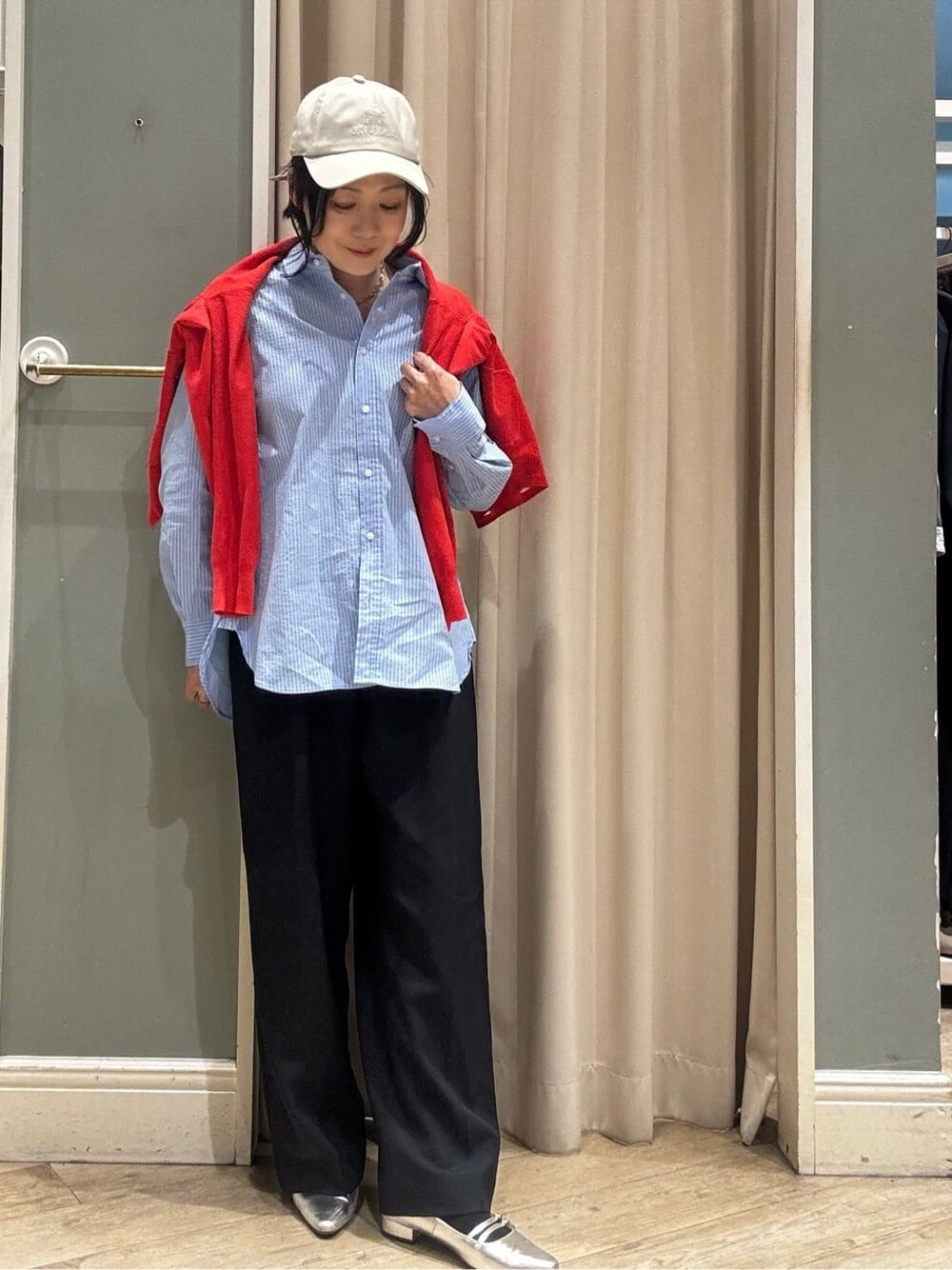 レッド系のカーディガン/ボレロ、ブルー系のシャツ/ブラウス、ブルー系のその他パンツを着用したレディースの春コーディネートの2枚目の写真