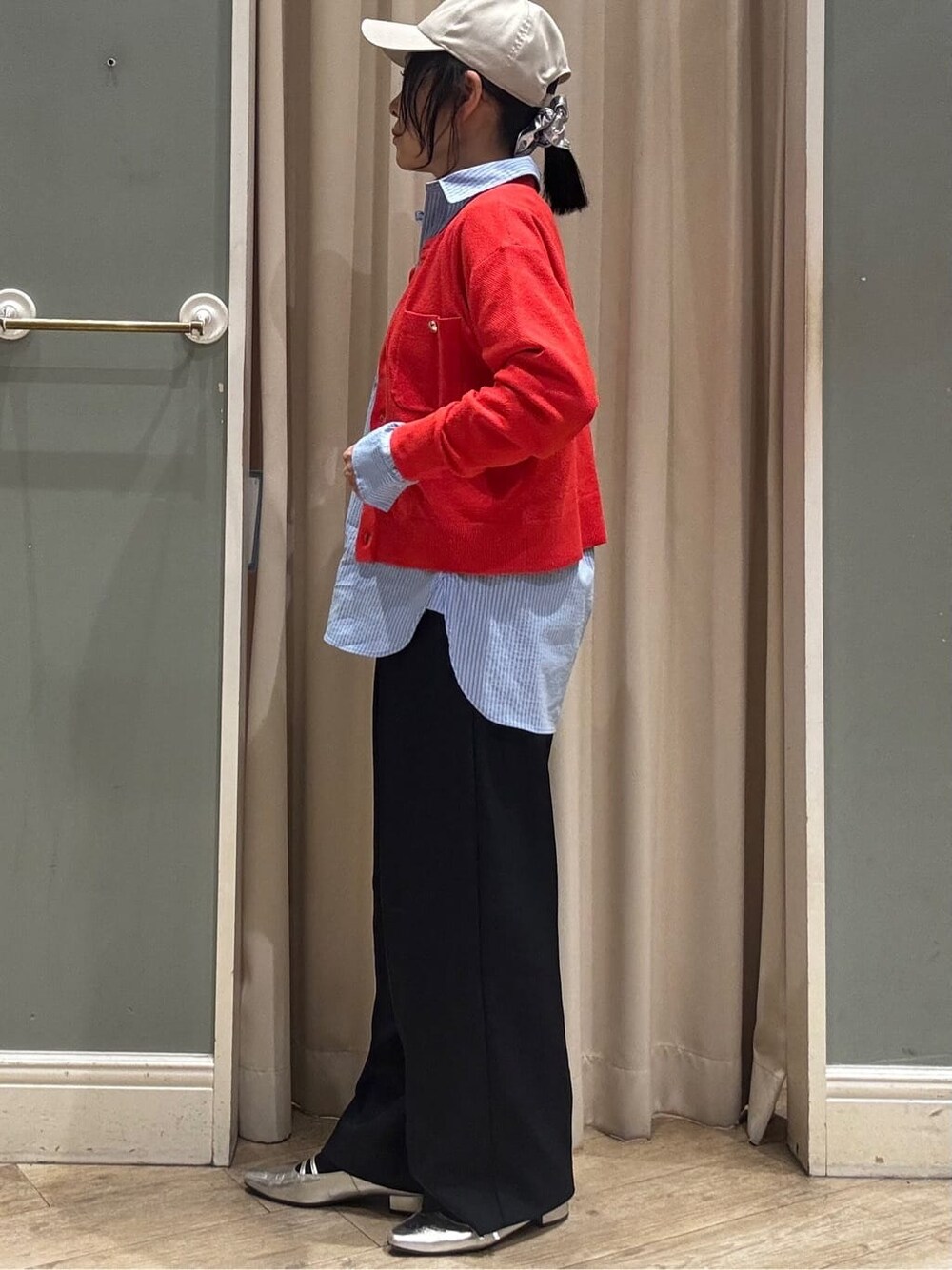 レッド系のカーディガン/ボレロ、ブルー系のシャツ/ブラウス、ブルー系のその他パンツを着用したレディースの春コーディネートの3枚目の写真