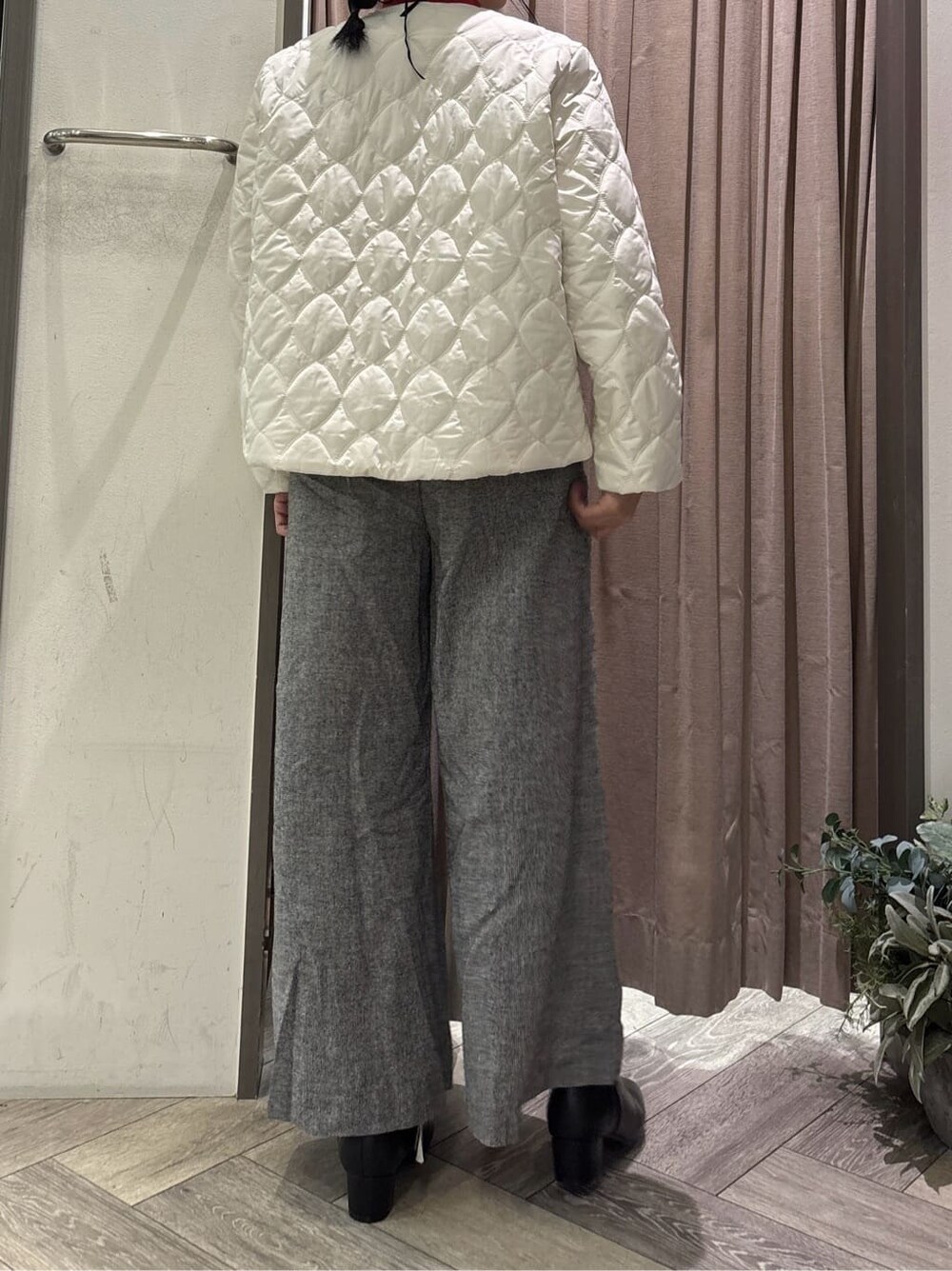 ホワイト系のブルゾン、レッド系のニット/セーター、ブラック系のその他パンツを着用したレディースの秋コーディネートの3枚目の写真