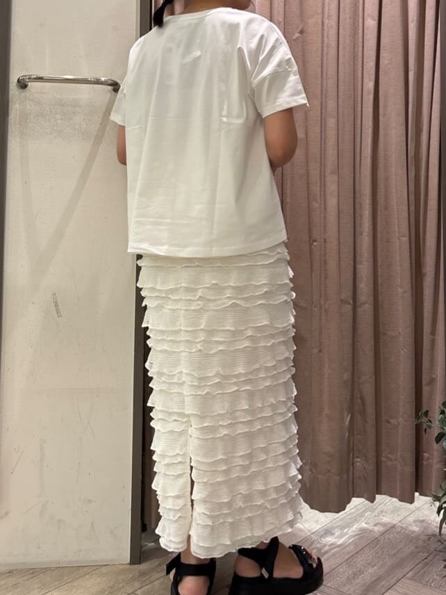 ホワイト系のTシャツ/カットソー、ホワイト系のスカートを着用したレディースの春コーディネートの5枚目の写真