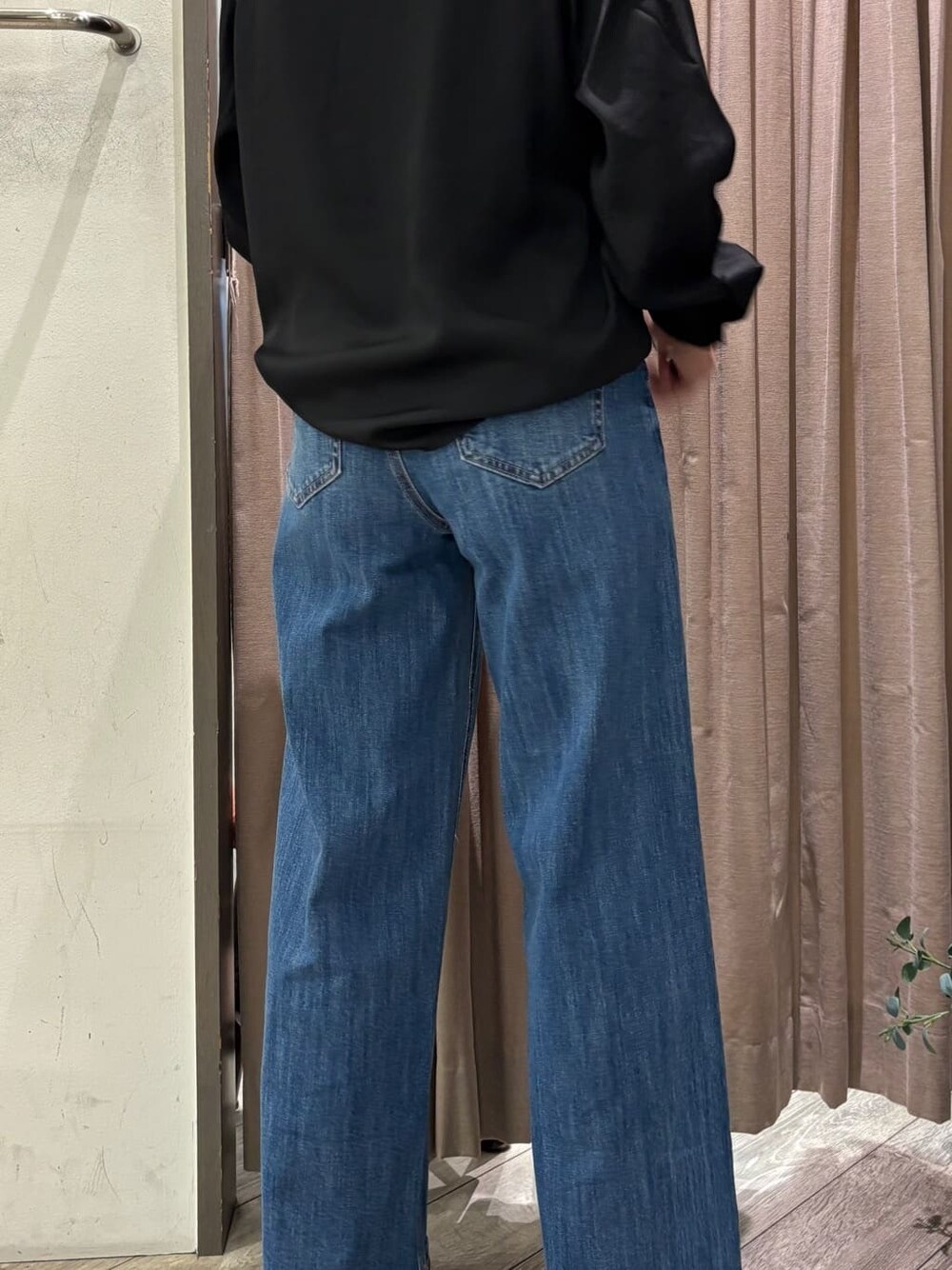 ブラック系のシャツ/ブラウス、ブルー系のデニムパンツ、ブラック系のベルトを着用したレディースの秋コーディネートの5枚目の写真