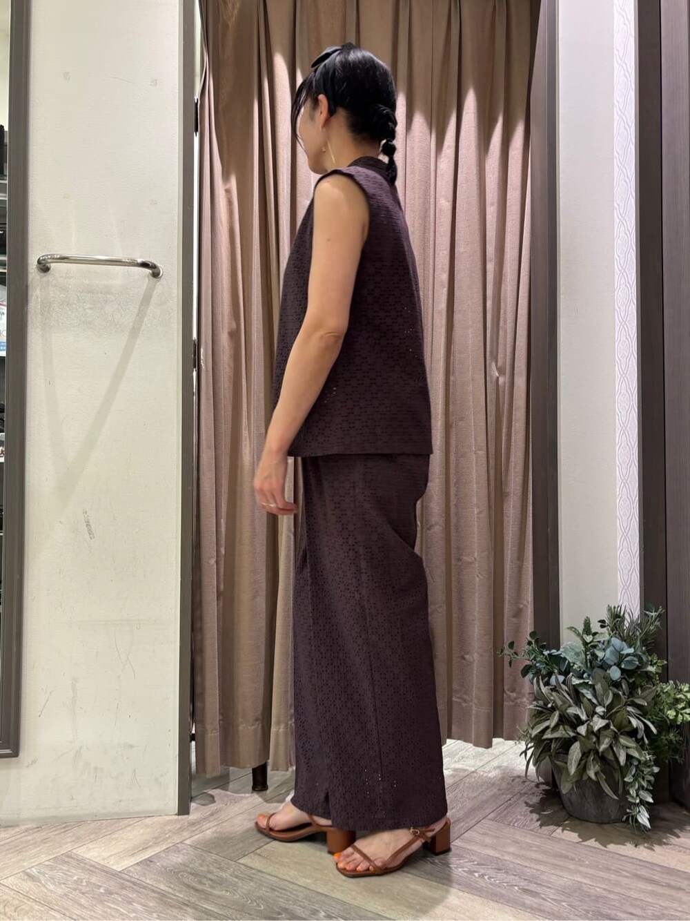 ブラック系のカーディガン/ボレロ、ブラウン系のシャツ/ブラウス、ブラウン系のその他パンツを着用したレディースの春コーディネートの4枚目の写真
