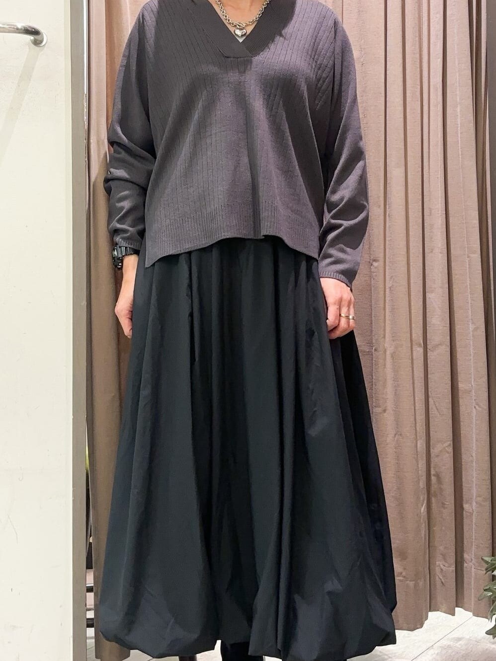 ブラック系のその他パンツ、ブラック系のベルトを着用したレディースの冬コーディネートの4枚目の写真