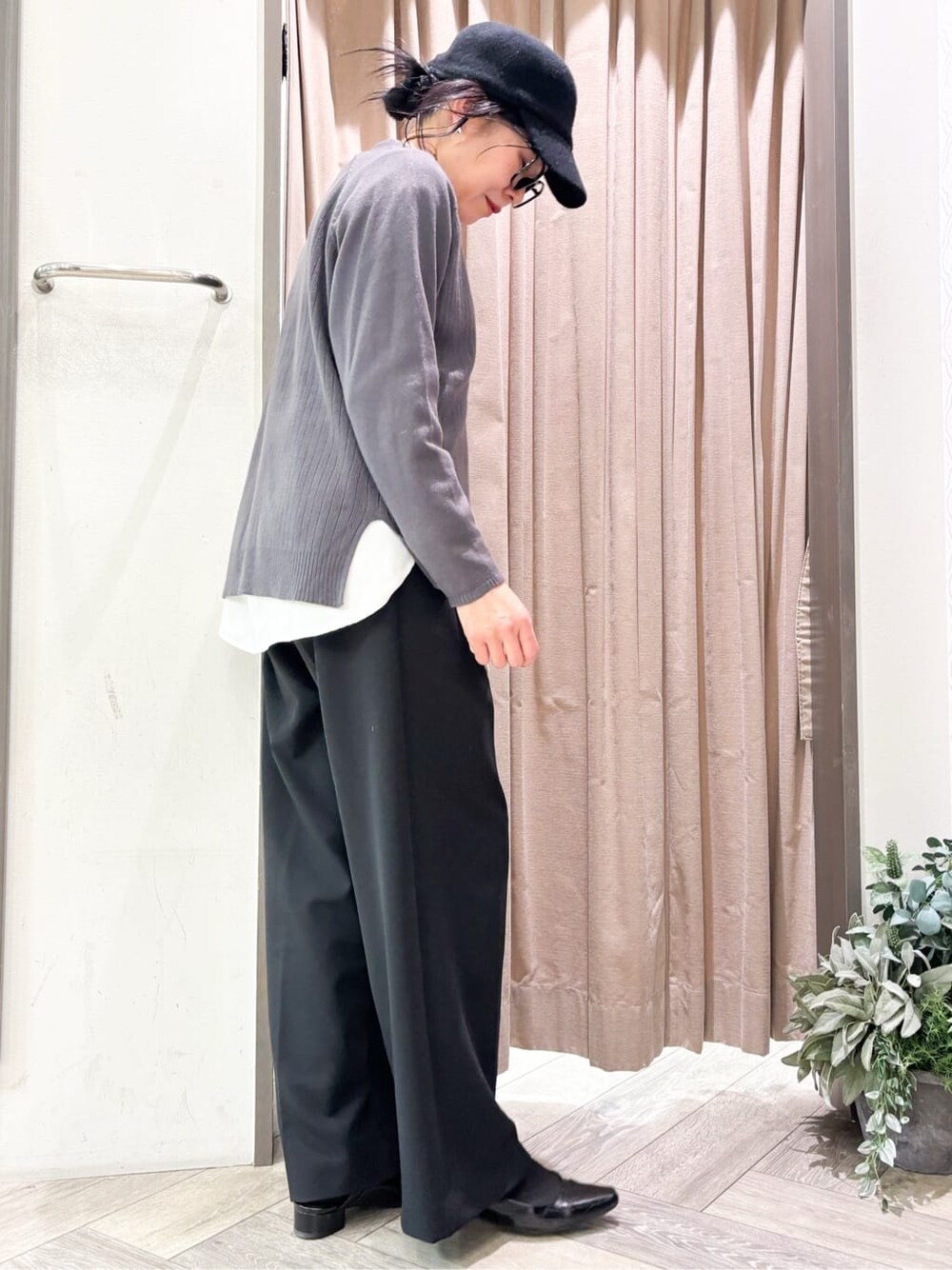 ブラック系のその他パンツ、ブラック系のベルトを着用したレディースの冬コーディネートの2枚目の写真