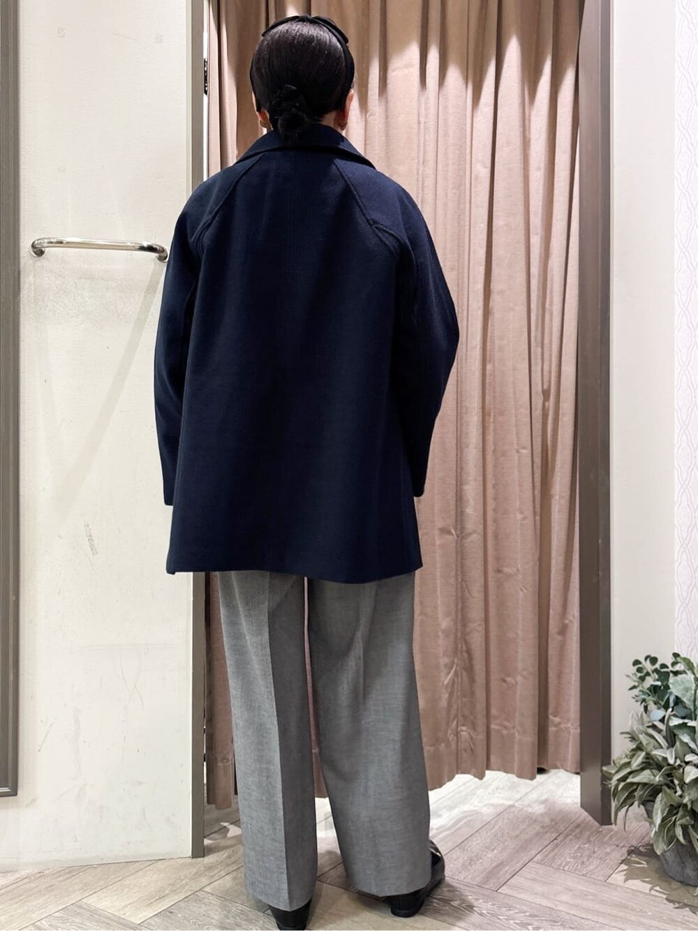 レッド系のニット/セーターを着用したレディースの冬コーディネートの4枚目の写真