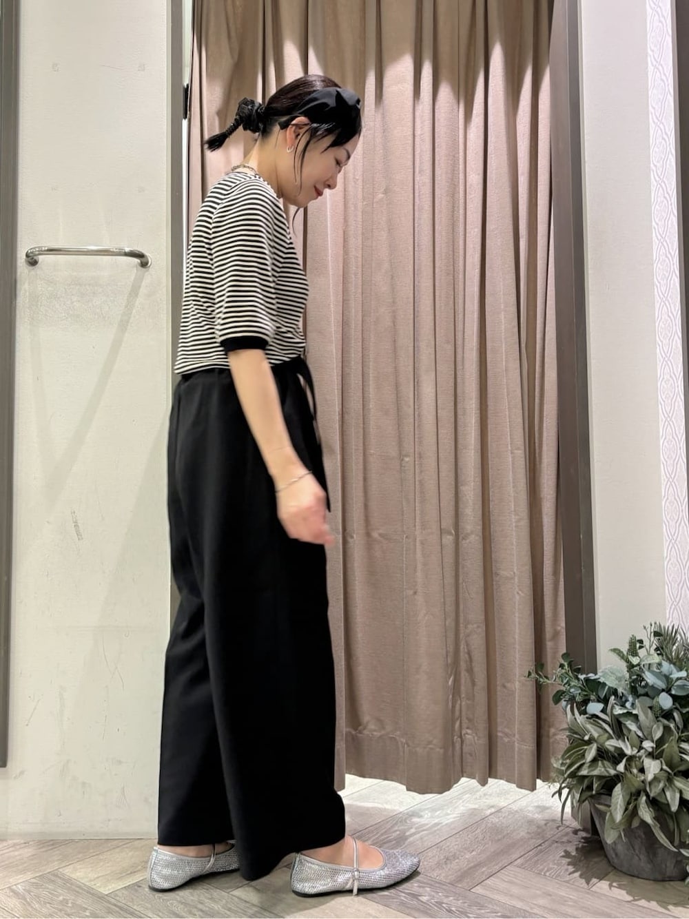 グリーン系のシャツ/ブラウス、ブラック系のニット/セーター、ブラック系のその他パンツを着用したレディースの春コーディネートの5枚目の写真