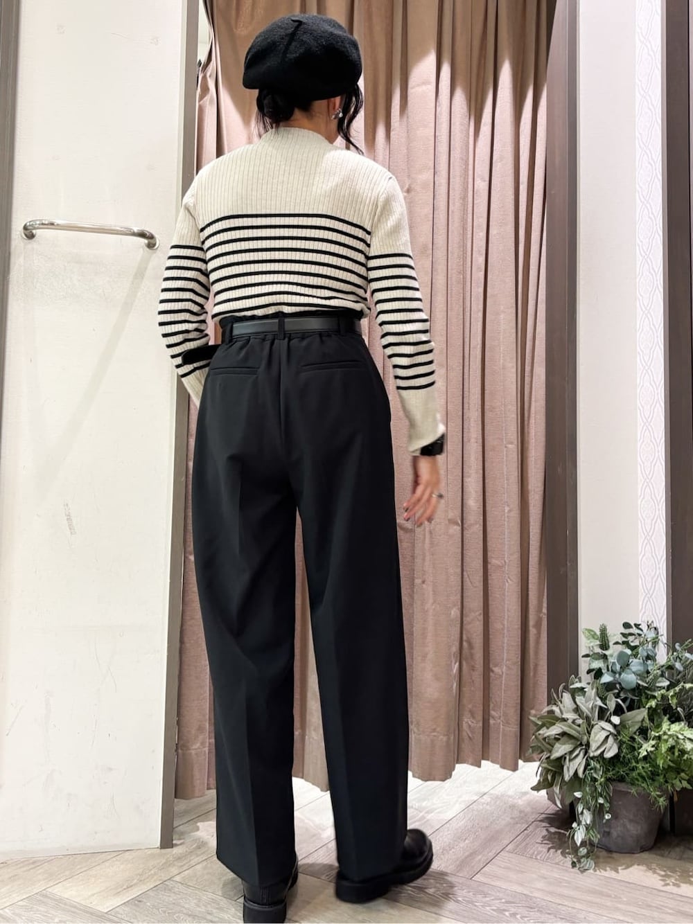 ブラック系のノーカラージャケット、ブラック系のその他パンツ、ブラック系のベルトを着用したレディースの冬コーディネートの7枚目の写真