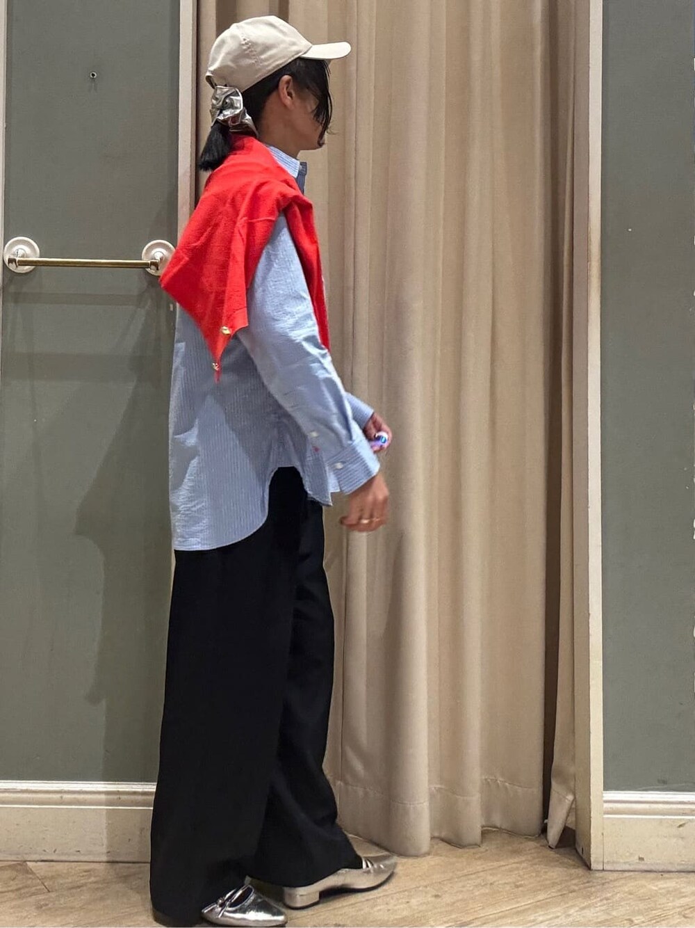 レッド系のカーディガン/ボレロ、ブルー系のシャツ/ブラウス、ブルー系のその他パンツを着用したレディースの春コーディネートの7枚目の写真