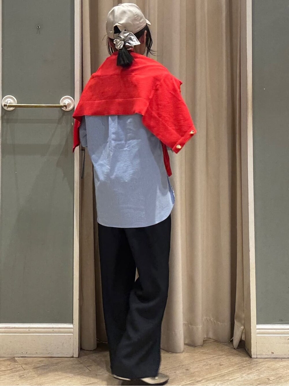 レッド系のカーディガン/ボレロ、ブルー系のシャツ/ブラウス、ブルー系のその他パンツを着用したレディースの春コーディネートの8枚目の写真