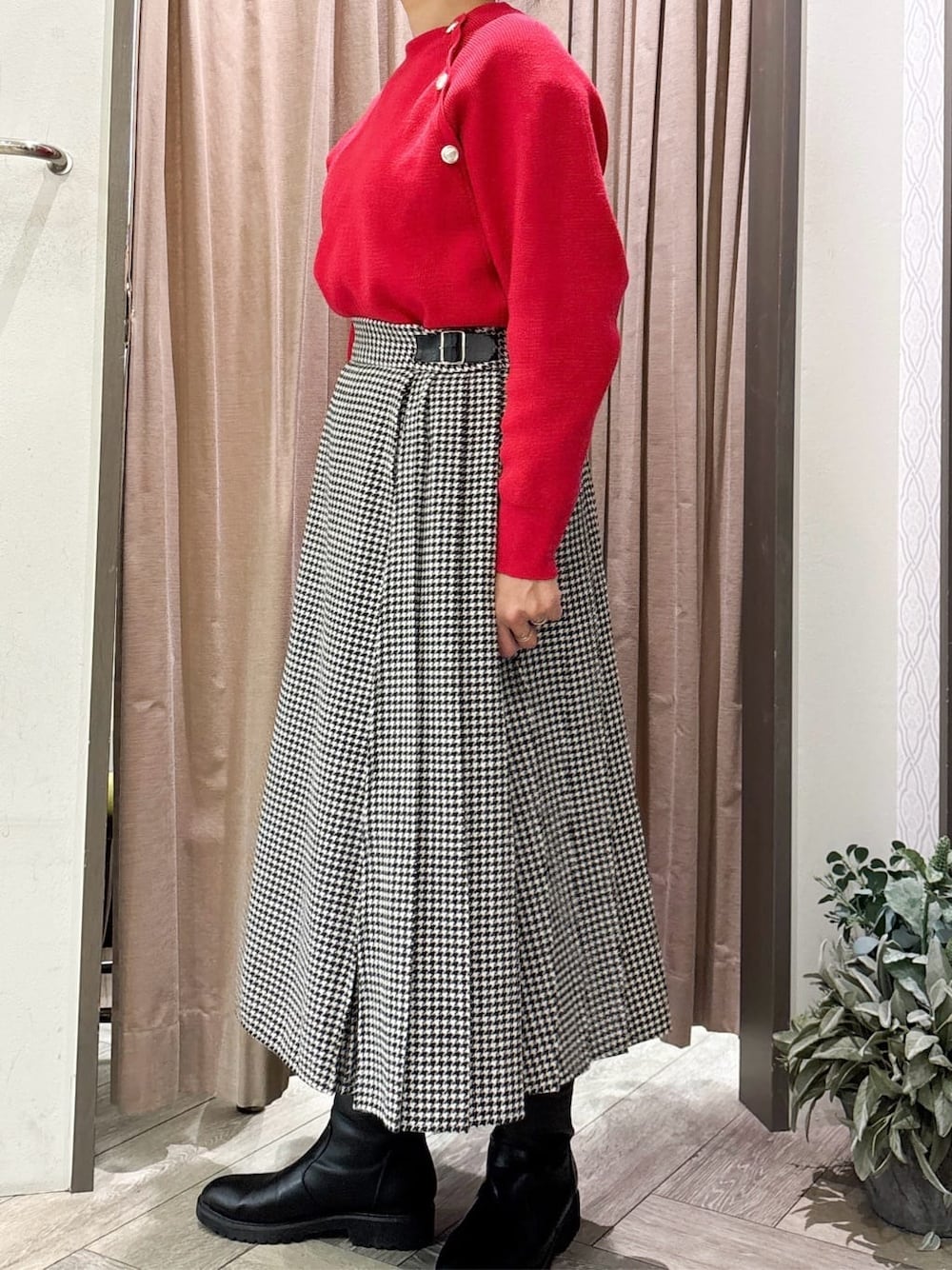 レッド系のニット/セーターを着用したレディースの冬コーディネートの5枚目の写真