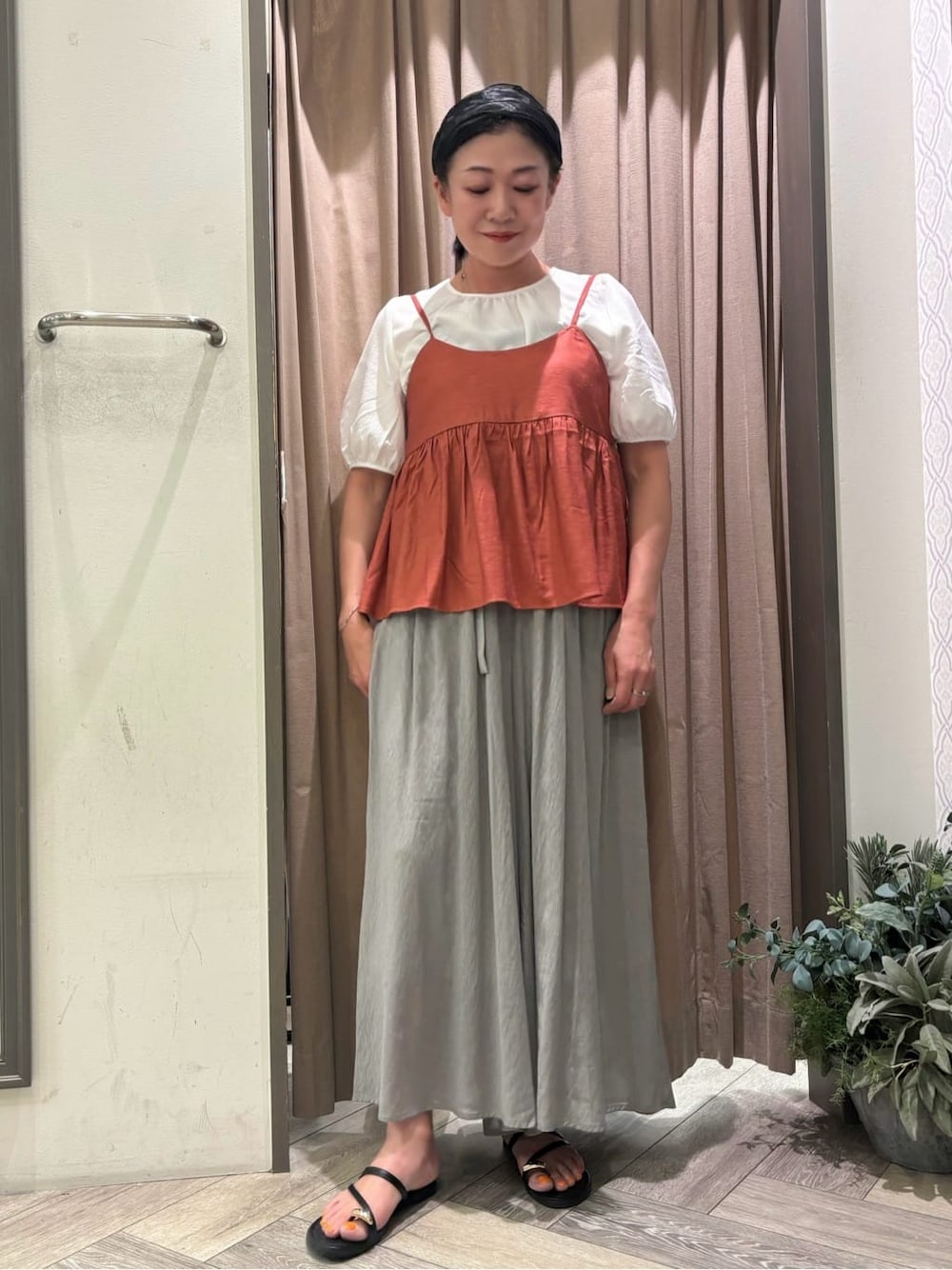 ブラック系のサンダルを着用したレディースの夏コーディネートの4枚目の写真