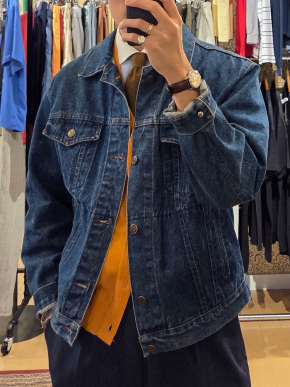 「古着MIX、大人カジュアル、メンズファッション、お洒落さんとつながりたい、シンプルスタイル、いいね、save、フォローお願いします🤑、スラックス、きれいめカジュアル、シンプル、オレンジ、シャツスタイル、デニムパンツ、ネイビー、ローファー、ネクタイ」｜「kearnyのアイテム（サングラス、ゴールド系）」を使った、amenoishidatamiさん（メンズ・174cm）の春コーディネートの2枚目の写真