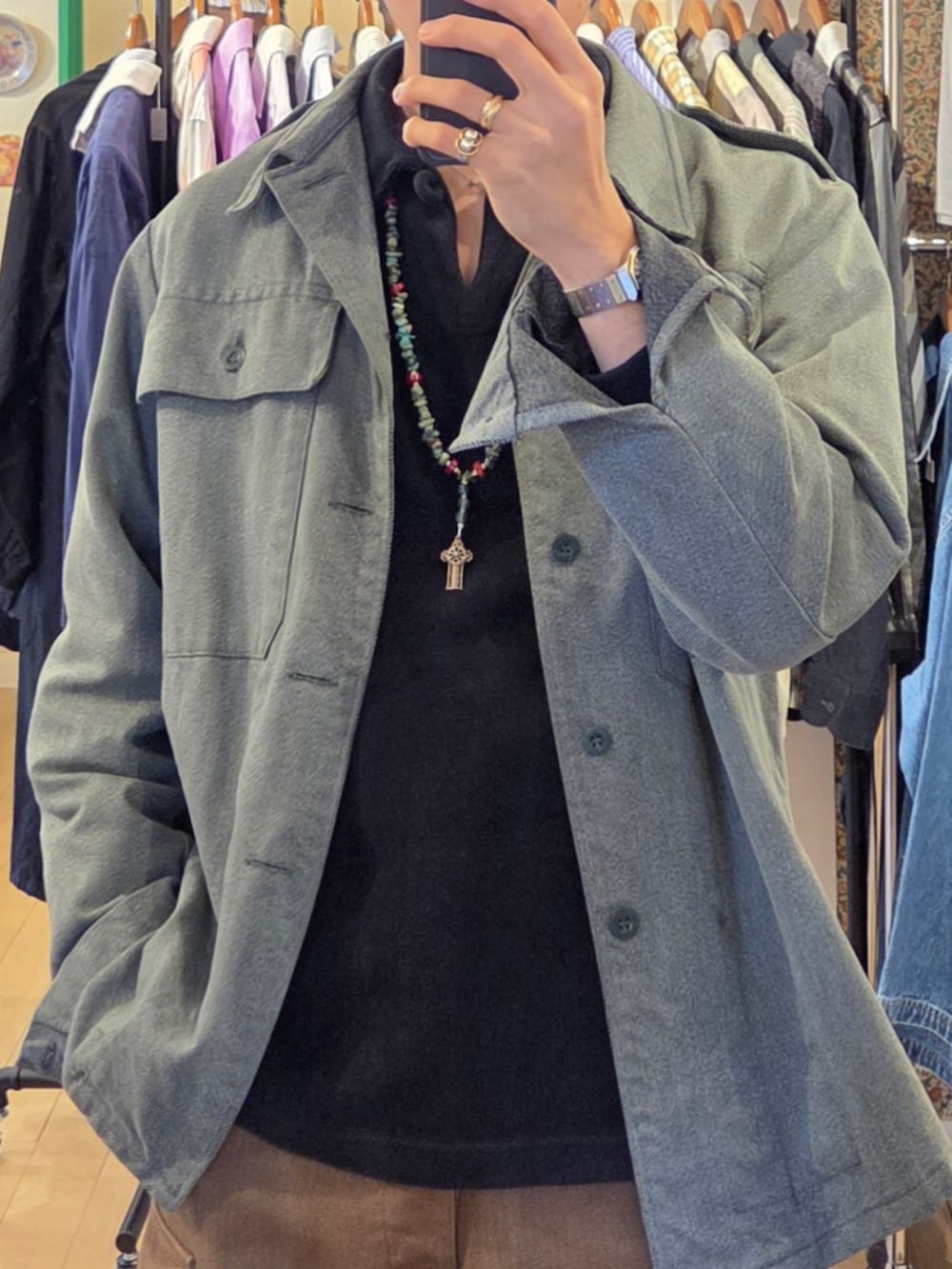 「古着MIX、春コーデ、メンズファッション、お洒落さんとつながりたい、今日のコーデ、大人カジュアル、シンプルスタイル、いいね、save、フォローお願いします🤑、きれいめカジュアル、シンプル、ブラック、ターコイズブルー、カーキ、カーゴパンツ、ローファー」｜「ARMANIのアイテム（ポロシャツ、ブラック系）」を使った、amenoishidatamiさん（メンズ・174cm）の春コーディネートの2枚目の写真