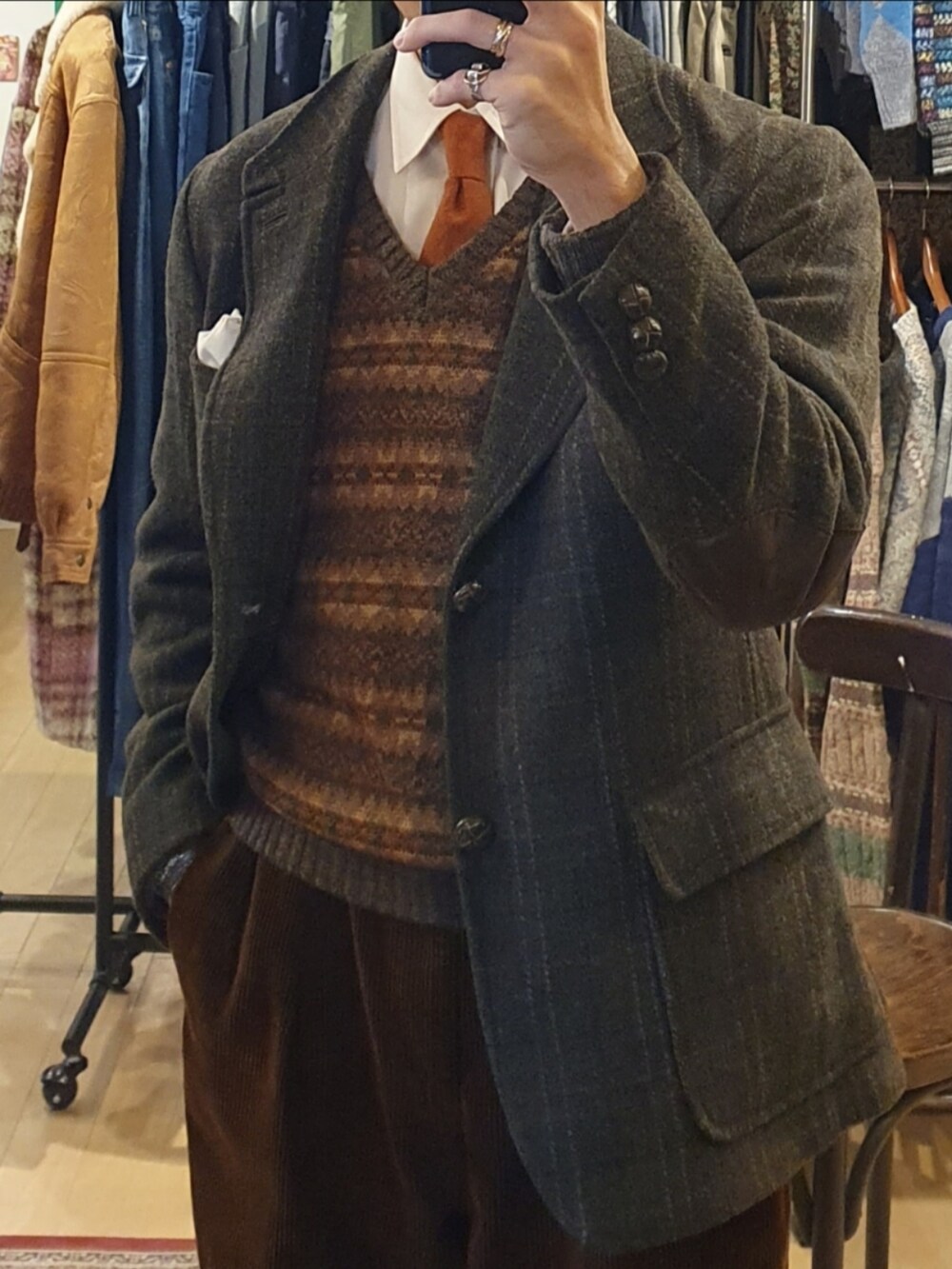 「メンズファッション、お洒落さんとつながりたい、大人カジュアル、いいね、save、フォローお願いします🤑、きれいめカジュアル、フェアアイル、ニット、ジャケット、コーデュロイ、革靴、ブラウン、グリーン、オレンジ、シャツスタイル、ネクタイ」｜「kearnyのアイテム（サングラス、ゴールド系）」を使った、amenoishidatamiさん（メンズ・174cm）の冬コーディネートの2枚目の写真