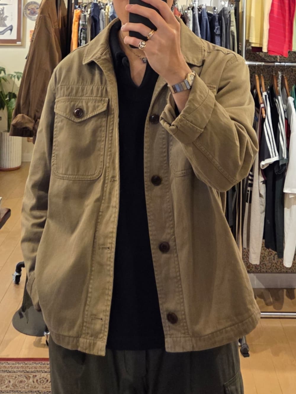 「サングラス、メンズファッション、お洒落さんとつながりたい、今日のコーデ、大人カジュアル、シンプルスタイル、いいね、save、フォローお願いします🤑、きれいめカジュアル、シンプル、ポロシャツ、カーゴパンツ、ワークジャケット、カーキ×黒、スニーカー、ソックス×スニーカー」｜「kearnyのアイテム（サングラス、ゴールド系）」を使った、amenoishidatamiさん（メンズ・174cm）の春コーディネートの3枚目の写真