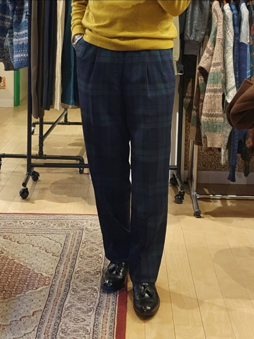 「冬アウター、ロングコート、メンズファッション、お洒落さんとつながりたい、大人カジュアル、シンプルスタイル、いいね、save、フォローお願いします🤑、スラックス、きれいめカジュアル、シンプル、ブラウン、ブラックウォッチ、ローファー、マスタード、冬コーデ」｜「UNIQLOのアイテム（ニット/セーター、ホワイト系）」を使った、amenoishidatamiさん（メンズ・174cm）の冬コーディネートの3枚目の写真