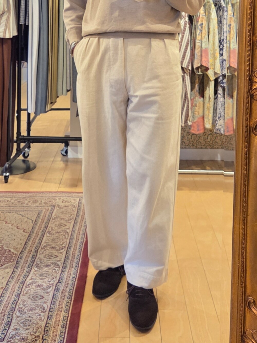 「メンズファッション、お洒落さんとつながりたい、今日のコーデ、大人カジュアル、いいね、save、フォローお願いします🤑、きれいめカジュアル、シンプル、ベージュ、ブラウン、ベージュ×ブラウン、ステンカラーコート、ポロシャツ、サマーニット、革靴、春コーデ」｜「TGCのアイテム（サングラス、ブラック系）」を使った、amenoishidatamiさん（メンズ・174cm）の春コーディネートの4枚目の写真