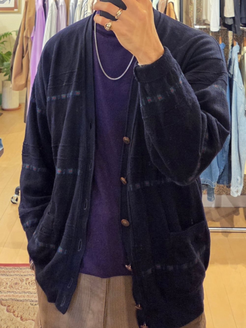 「古着MIX、メンズファッション、お洒落さんとつながりたい、今日のコーデ、大人カジュアル、いいね、save、フォローお願いします🤑、きれいめカジュアル、シンプル、ステンカラーコート、カーゴパンツ、カーキ、ベージュ、ニット、カーディガン、パープル」｜「kearnyのアイテム（サングラス、ゴールド系）」を使った、amenoishidatamiさん（メンズ・174cm）の春コーディネートの2枚目の写真