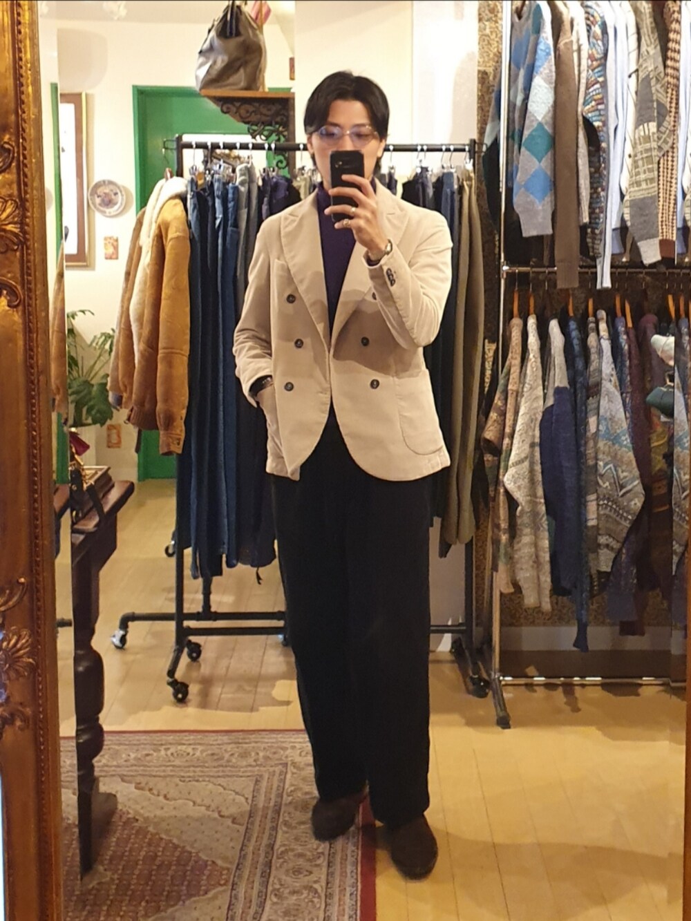 「冬コーデ、ロングコート、メンズファッション、お洒落さんとつながりたい、大人カジュアル、シンプルスタイル、いいね、save、フォローお願いします🤑、きれいめカジュアル、シンプル、ダッフルコート、パープル、ネイビー、コーデュロイ、ローファー、ジャケット」｜「UNIQLOのアイテム（ニット/セーター、パープル系）」を使った、amenoishidatamiさん（メンズ・174cm）の冬コーディネートの2枚目の写真