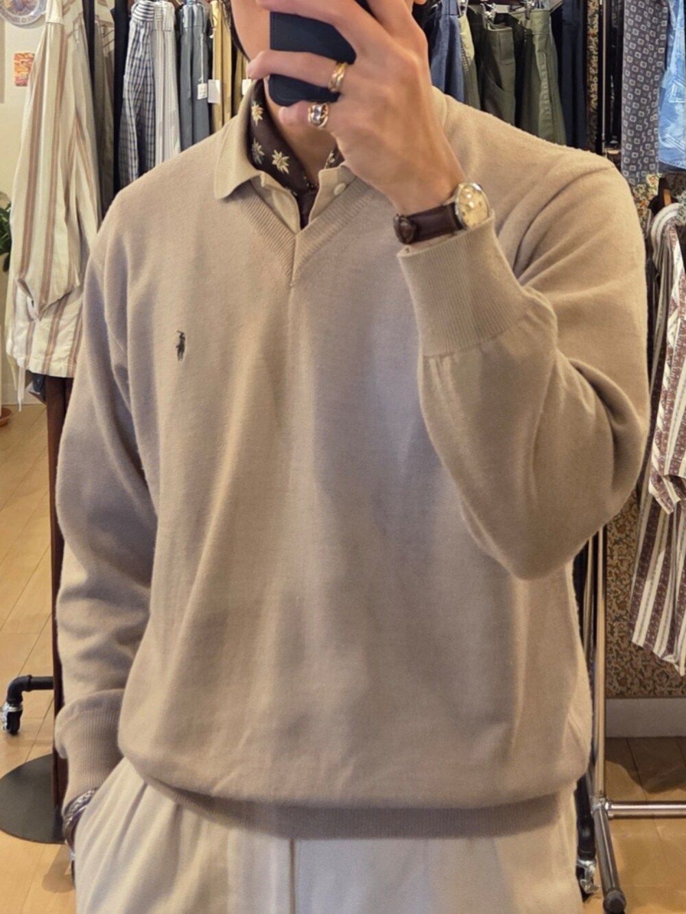 「メンズファッション、お洒落さんとつながりたい、今日のコーデ、大人カジュアル、いいね、save、フォローお願いします🤑、きれいめカジュアル、シンプル、ベージュ、ブラウン、ベージュ×ブラウン、ステンカラーコート、ポロシャツ、サマーニット、革靴、春コーデ」｜「TGCのアイテム（サングラス、ブラック系）」を使った、amenoishidatamiさん（メンズ・174cm）の春コーディネートの3枚目の写真