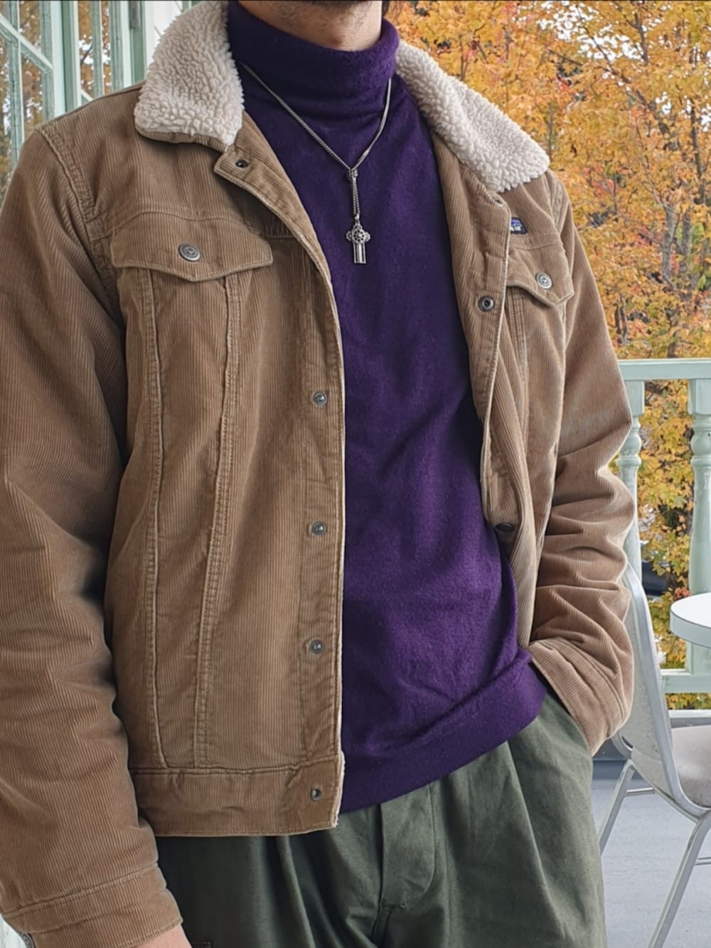 「メンズファッション、お洒落さんとつながりたい、大人カジュアル、いいね、save、フォローお願いします🤑、シンプル、パープル、ベージュ、グリーン、古着、タートルネック、革靴、カーゴパンツ、patagonia、ボアジャケット、冬コーデ」｜「kearnyのアイテム（サングラス、イエロー系）」を使った、amenoishidatamiさん（メンズ・174cm）の冬コーディネートの2枚目の写真