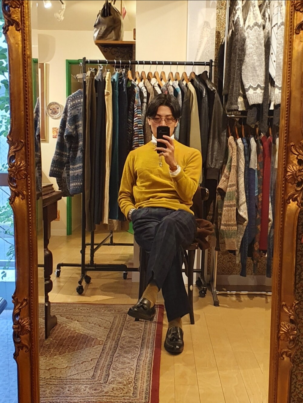 「冬アウター、ロングコート、メンズファッション、お洒落さんとつながりたい、大人カジュアル、シンプルスタイル、いいね、save、フォローお願いします🤑、スラックス、きれいめカジュアル、シンプル、ブラウン、ブラックウォッチ、ローファー、マスタード、冬コーデ」｜「UNIQLOのアイテム（ニット/セーター、ホワイト系）」を使った、amenoishidatamiさん（メンズ・174cm）の冬コーディネートの2枚目の写真