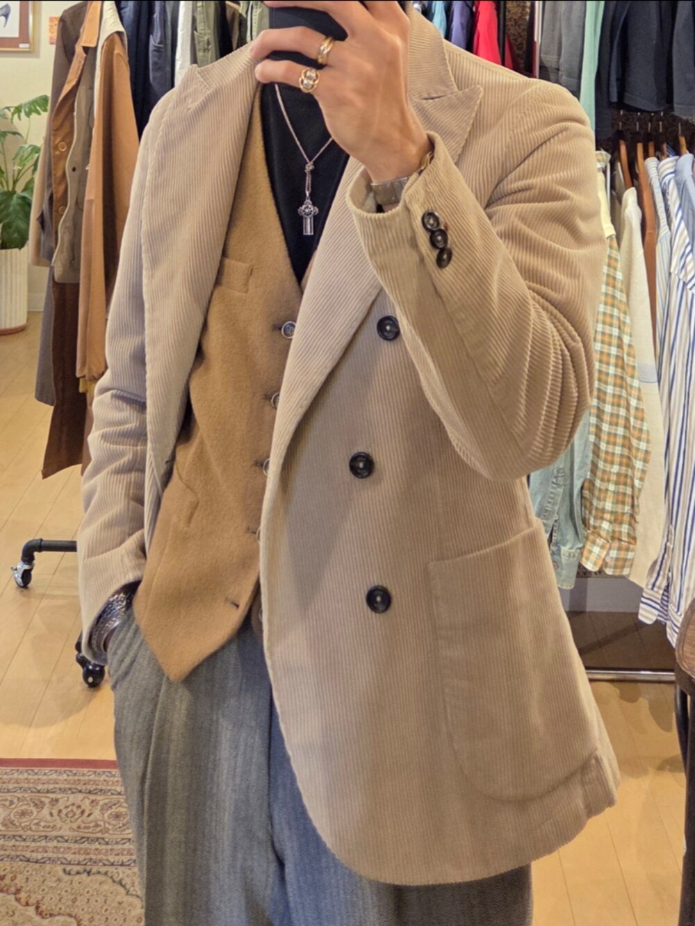 「今日のコーデ、メンズファッション、お洒落さんとつながりたい、大人カジュアル、シンプルスタイル、いいね、save、フォローお願いします🤑、きれいめカジュアル、シンプル、グレースラックス、グレー、ベージュ、ホワイト、ブラック、ローファー、ジャケット」｜「POLO RALPH LAURENのアイテム（テーラードジャケット、ブルー系）」を使った、amenoishidatamiさん（メンズ・174cm）の冬コーディネートの3枚目の写真