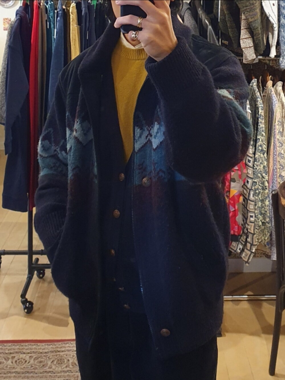 「メンズファッション、お洒落さんとつながりたい、今日のコーデ、大人カジュアル、シンプルスタイル、いいね、save、フォローお願いします🤑、きれいめカジュアル、シンプル、ネイビー、マスタード、ニット、コーデュロイ、カーディガン、シャツスタイル、ブーツ」｜「tgcのアイテム（サングラス、ブラック系）」を使った、amenoishidatamiさん（メンズ・174cm）の冬コーディネートの3枚目の写真