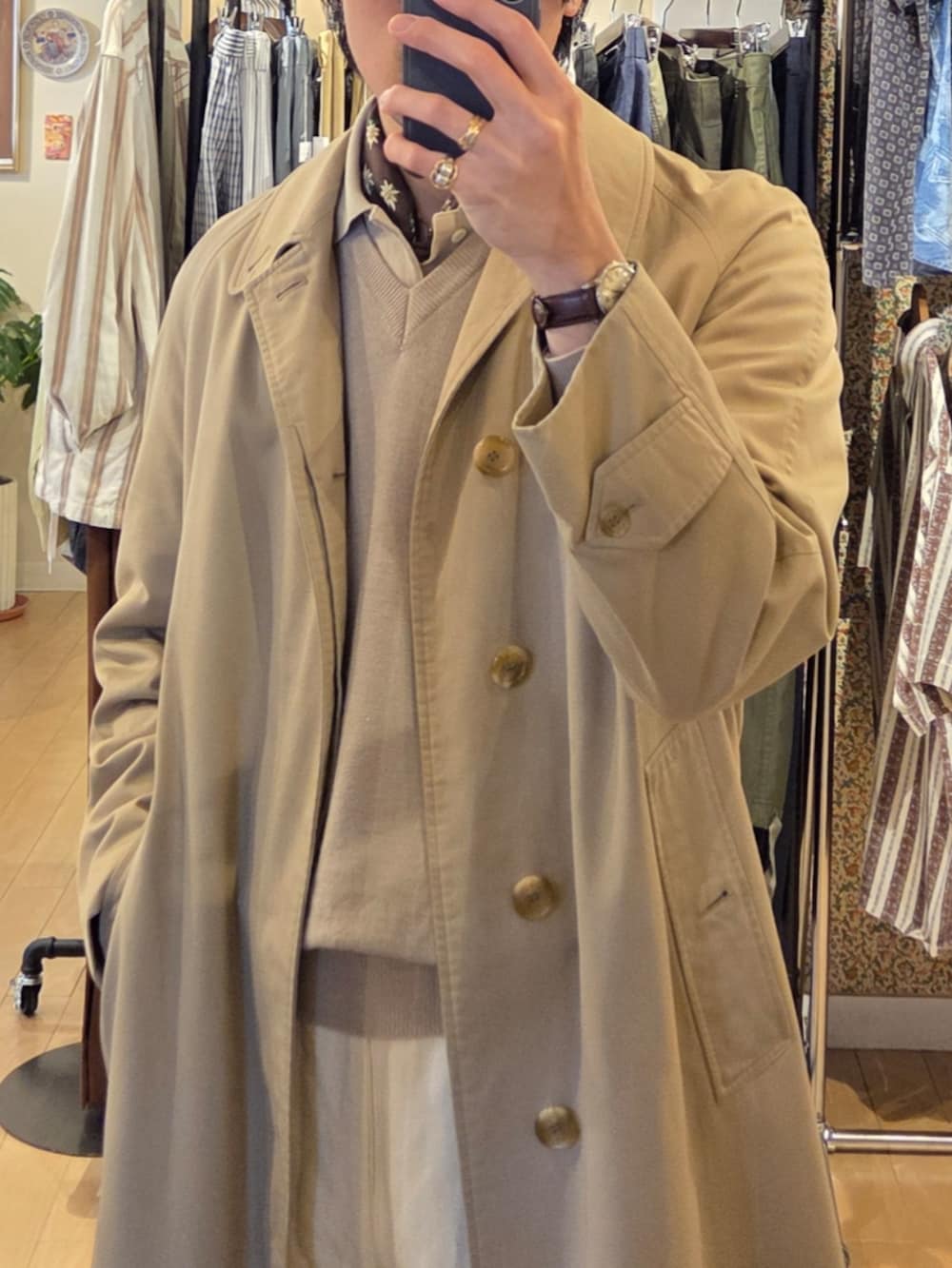 「メンズファッション、お洒落さんとつながりたい、今日のコーデ、大人カジュアル、いいね、save、フォローお願いします🤑、きれいめカジュアル、シンプル、ベージュ、ブラウン、ベージュ×ブラウン、ステンカラーコート、ポロシャツ、サマーニット、革靴、春コーデ」｜「TGCのアイテム（サングラス、ブラック系）」を使った、amenoishidatamiさん（メンズ・174cm）の春コーディネートの2枚目の写真