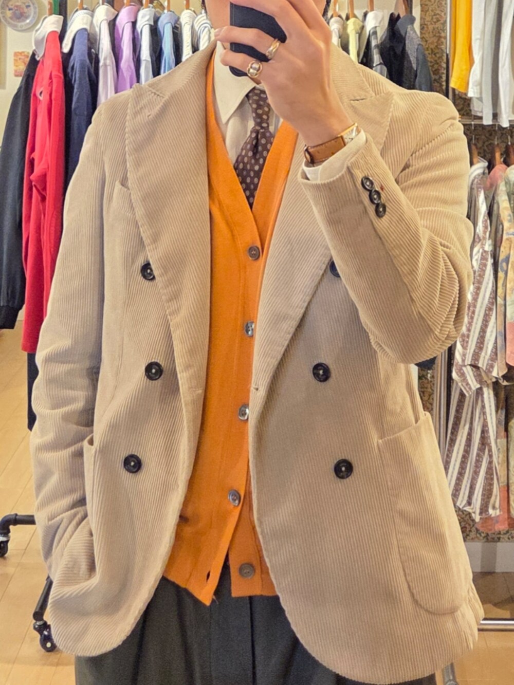 「ジャケット、ネクタイ、メンズファッション、お洒落さんとつながりたい、今日のコーデ、シンプルスタイル、いいね、save、フォローお願いします🤑、きれいめカジュアル、シンプル、ベスト、シャツスタイル、カーゴパンツ、ローファー、オレンジ、ブラウン」｜「kearnyのアイテム（サングラス、ゴールド系）」を使った、amenoishidatamiさん（メンズ・174cm）の春コーディネートの2枚目の写真