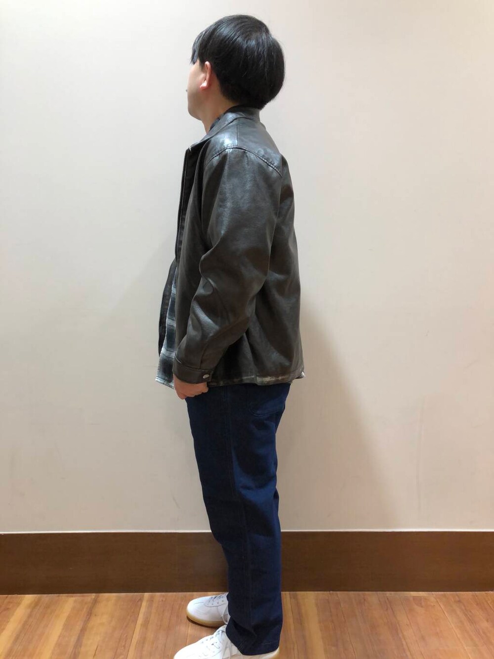 ホワイト系のスニーカー、ブラック系のその他アウター、ブルー系のその他パンツを着用したメンズの冬コーディネートの4枚目の写真