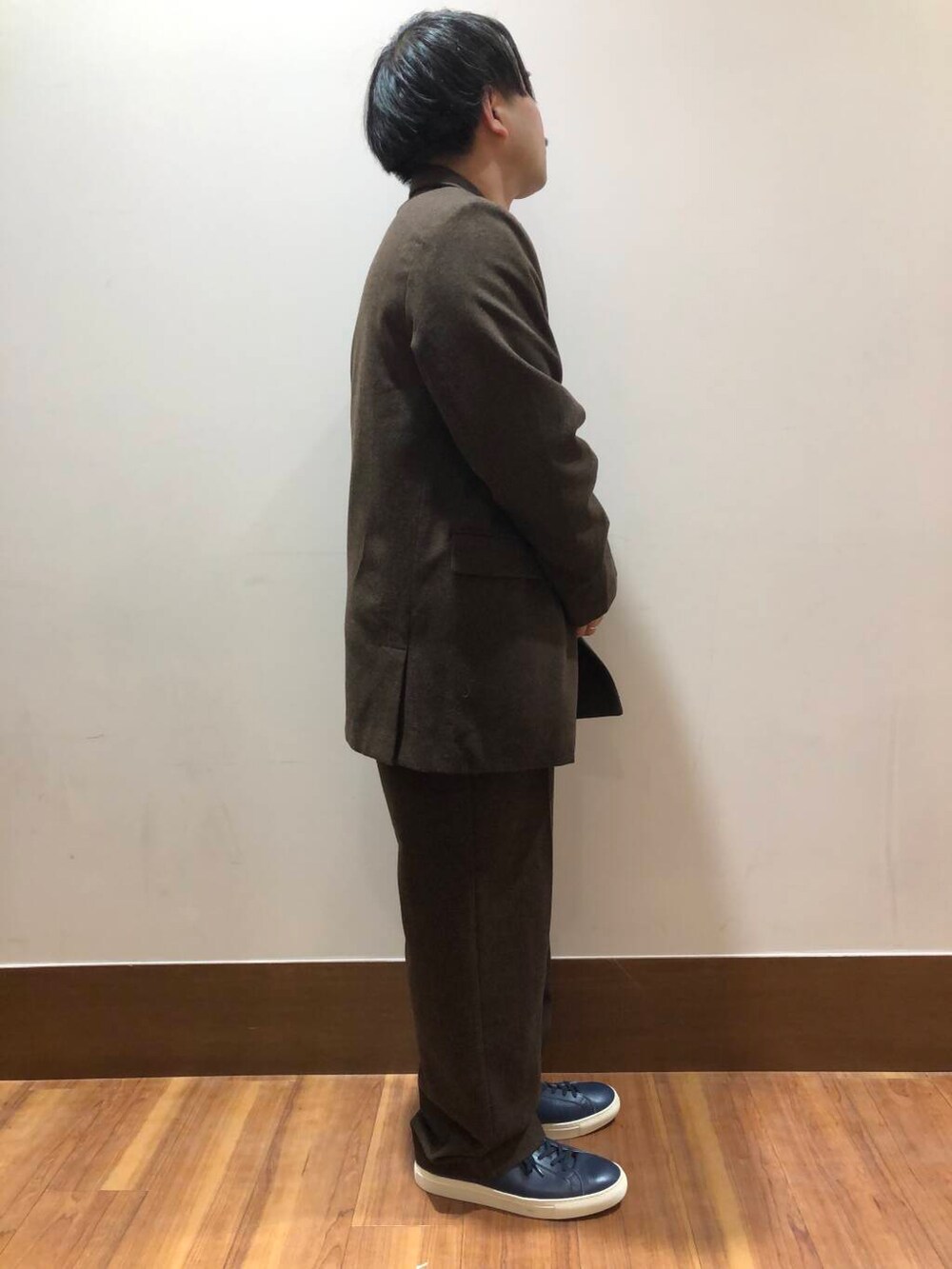 グリーン系のニット/セーター、ブラウン系のその他パンツ、ブラウン系のブルゾンを着用したメンズの冬コーディネートの2枚目の写真