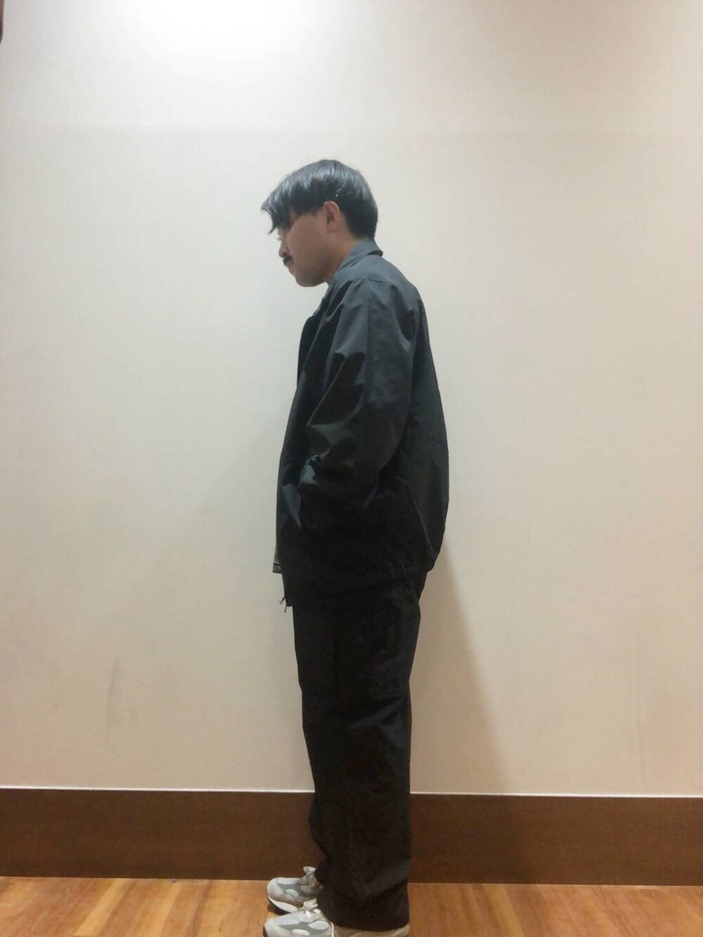 ブラック系のTシャツ/カットソー、ブラック系のブルゾン、ブラック系のその他パンツを着用したメンズの秋コーディネートの2枚目の写真