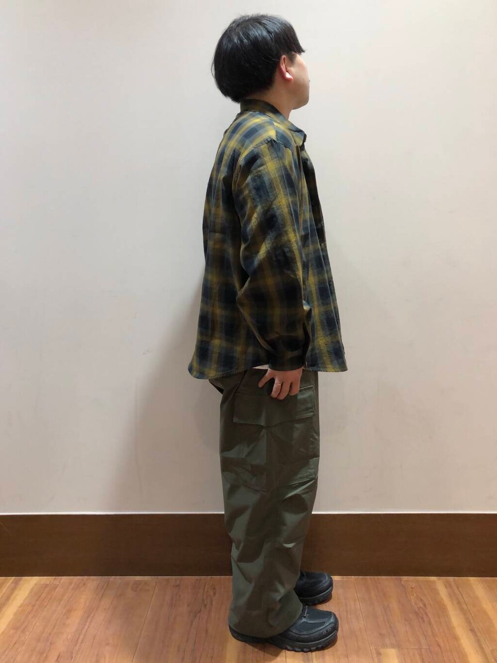 グリーン系のその他パンツ、ホワイト系のTシャツ/カットソー、ブラウン系のシャツ/ブラウスを着用したメンズの春コーディネートの2枚目の写真