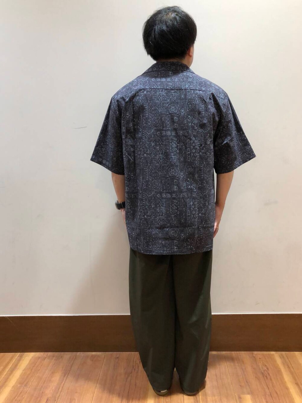 グリーン系のその他パンツを着用したメンズの夏コーディネートの3枚目の写真