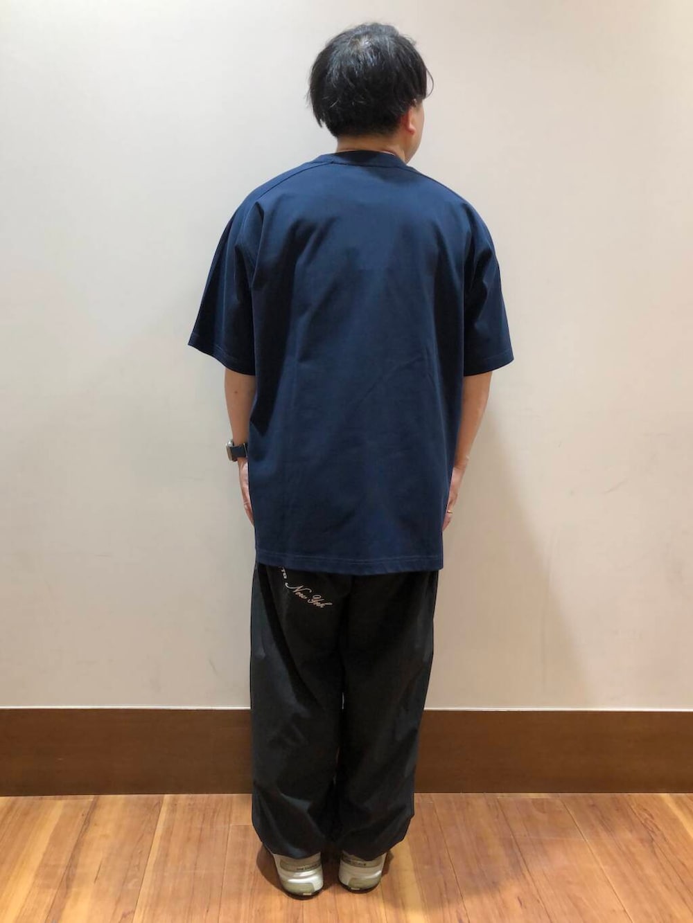 ブラック系のその他パンツ、ブルー系のTシャツ/カットソーを着用したメンズの夏コーディネートの3枚目の写真