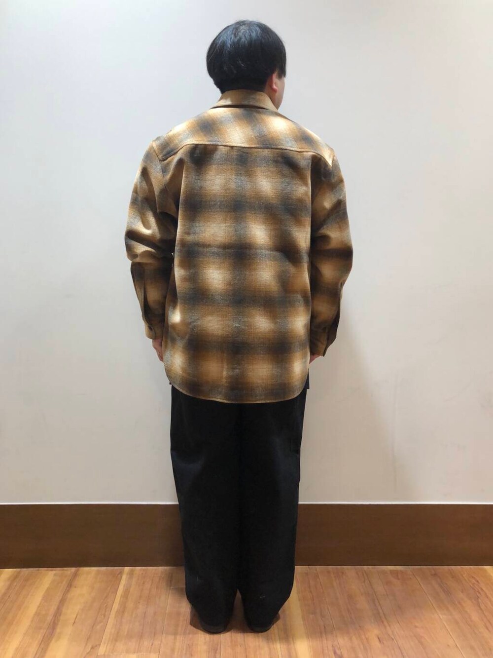 ブラック系のその他パンツ、ベージュ系のスウェット、ブラウン系のその他アウターを着用したメンズの冬コーディネートの3枚目の写真