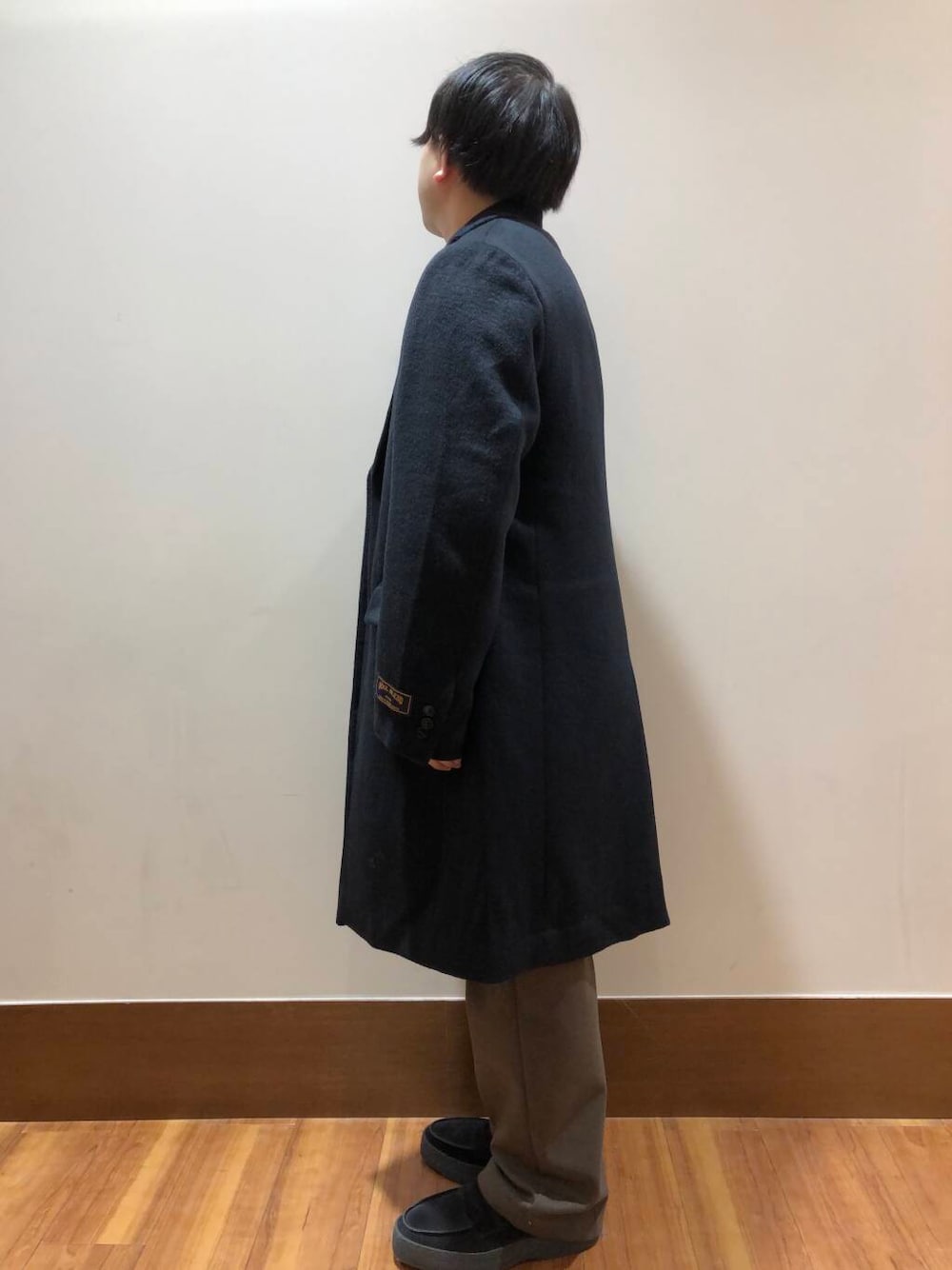 ブラック系のローファー、ブラウン系のその他パンツ、ブルー系のニット/セーターを着用したメンズの秋コーディネートの4枚目の写真