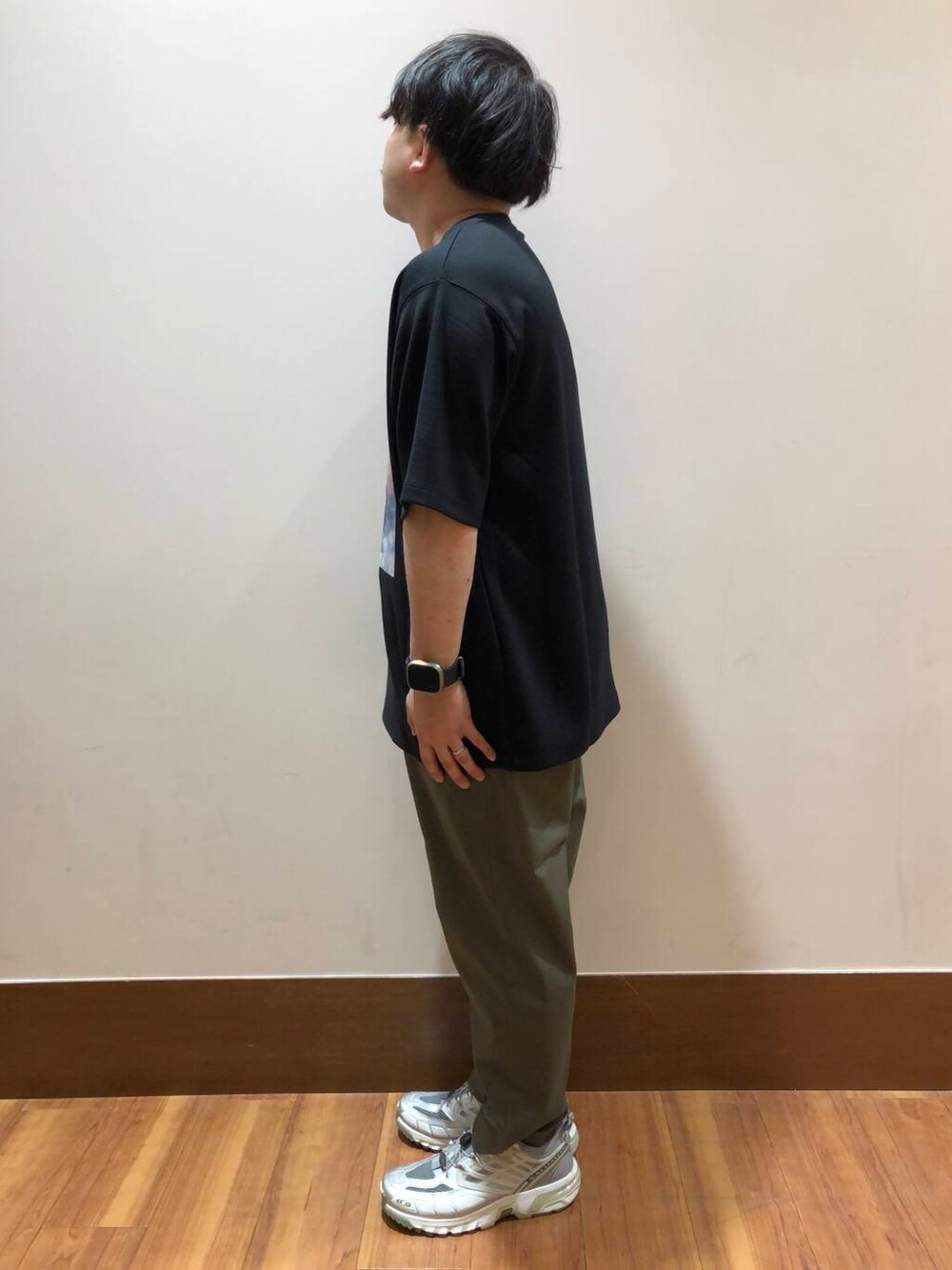 グリーン系のその他パンツ、ブラック系のTシャツ/カットソーを着用したメンズの春コーディネートの3枚目の写真